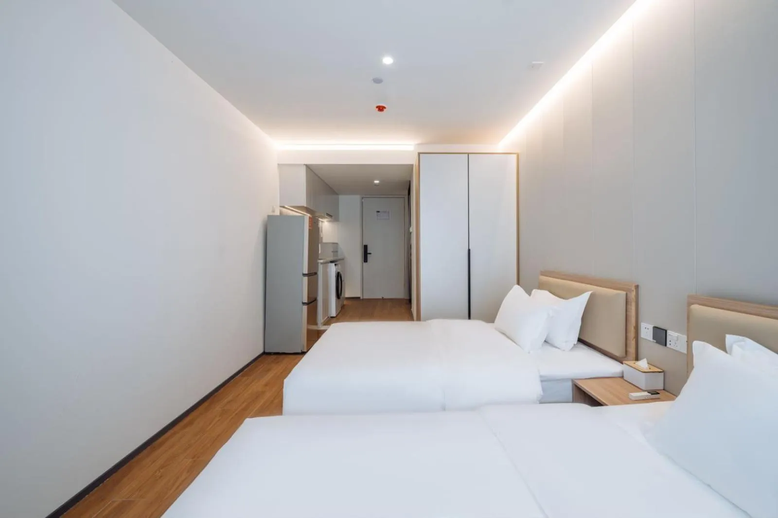 Photo of the whole room, Bed in Ketangxuan Hotel -Shanghai Railway Station Baoshan Road Subway Station