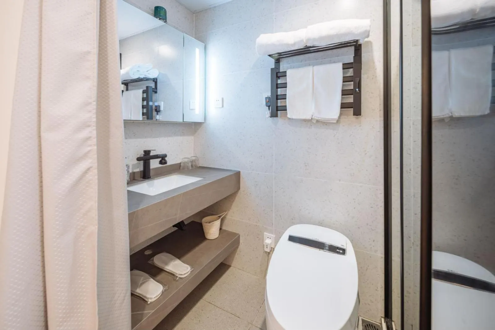 Toilet in Ketangxuan Hotel -Shanghai Railway Station Baoshan Road Subway Station