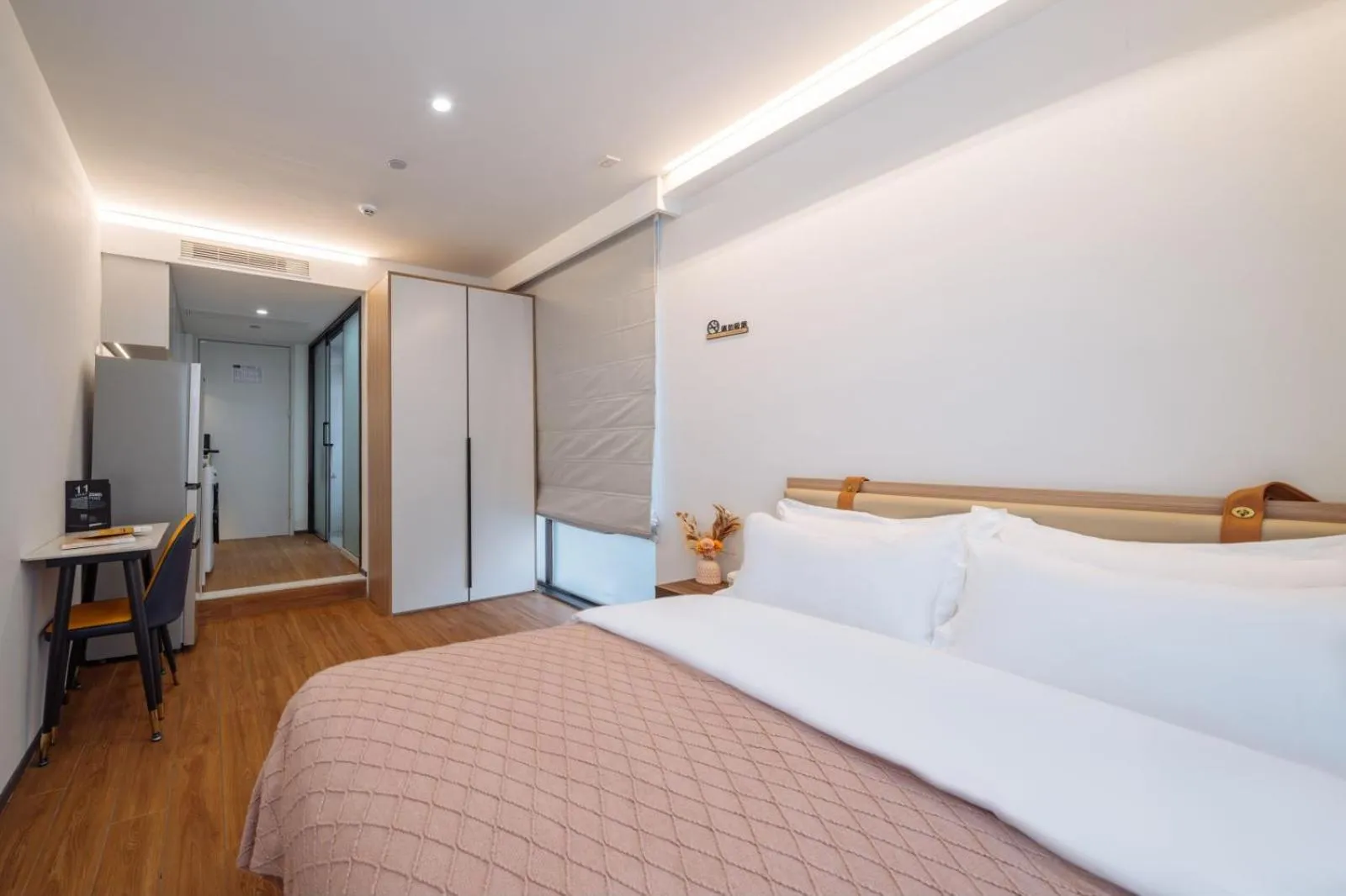 Photo of the whole room, Bed in Ketangxuan Hotel -Shanghai Railway Station Baoshan Road Subway Station