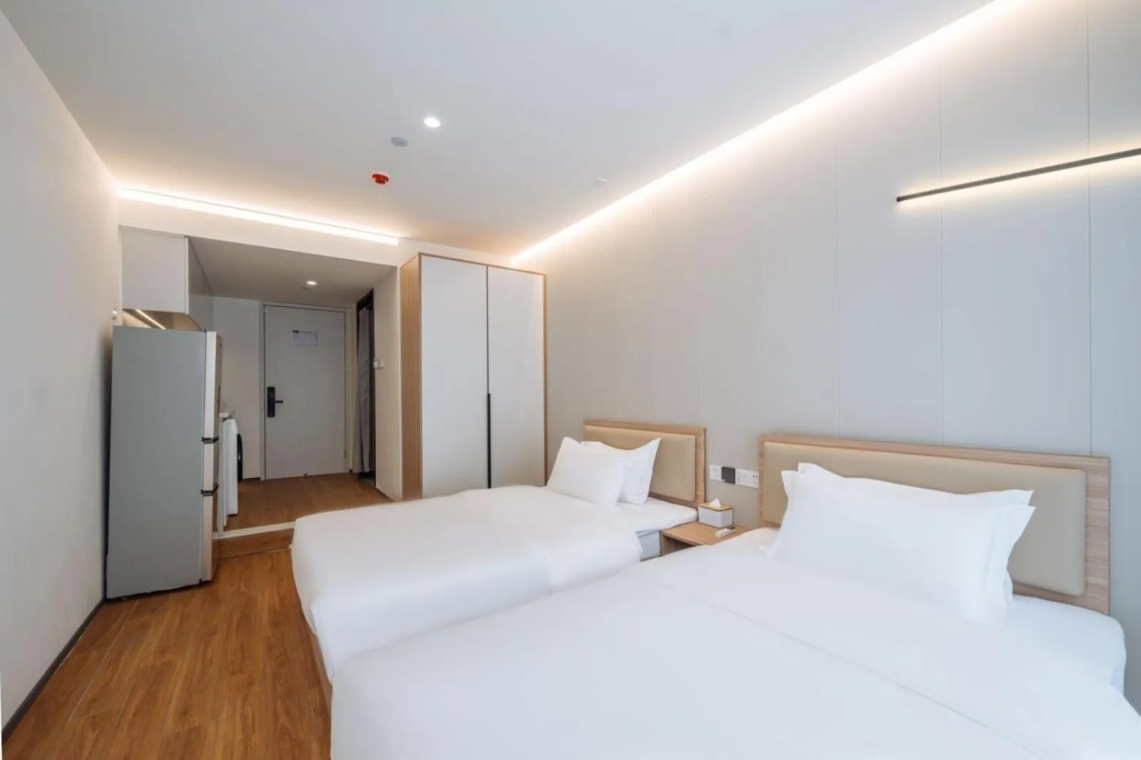 Photo of the whole room, Bed in Ketangxuan Hotel -Shanghai Railway Station Baoshan Road Subway Station