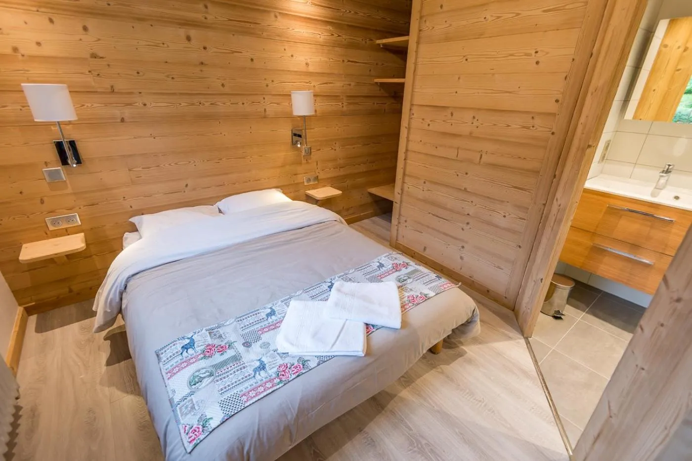 Bedroom, Bed in Hôtel Flor'Alpes