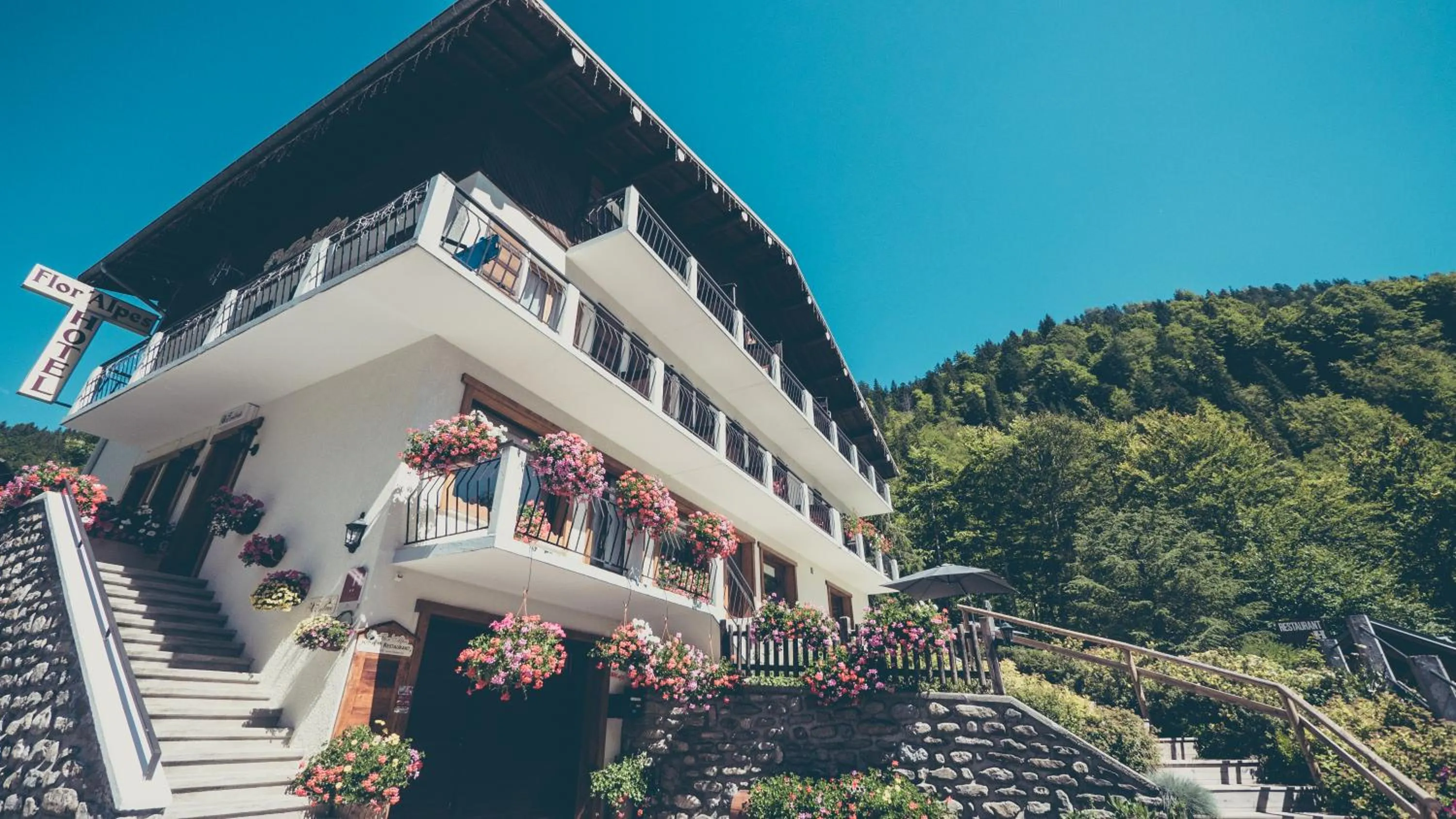 Facade/entrance in Hôtel Flor'Alpes