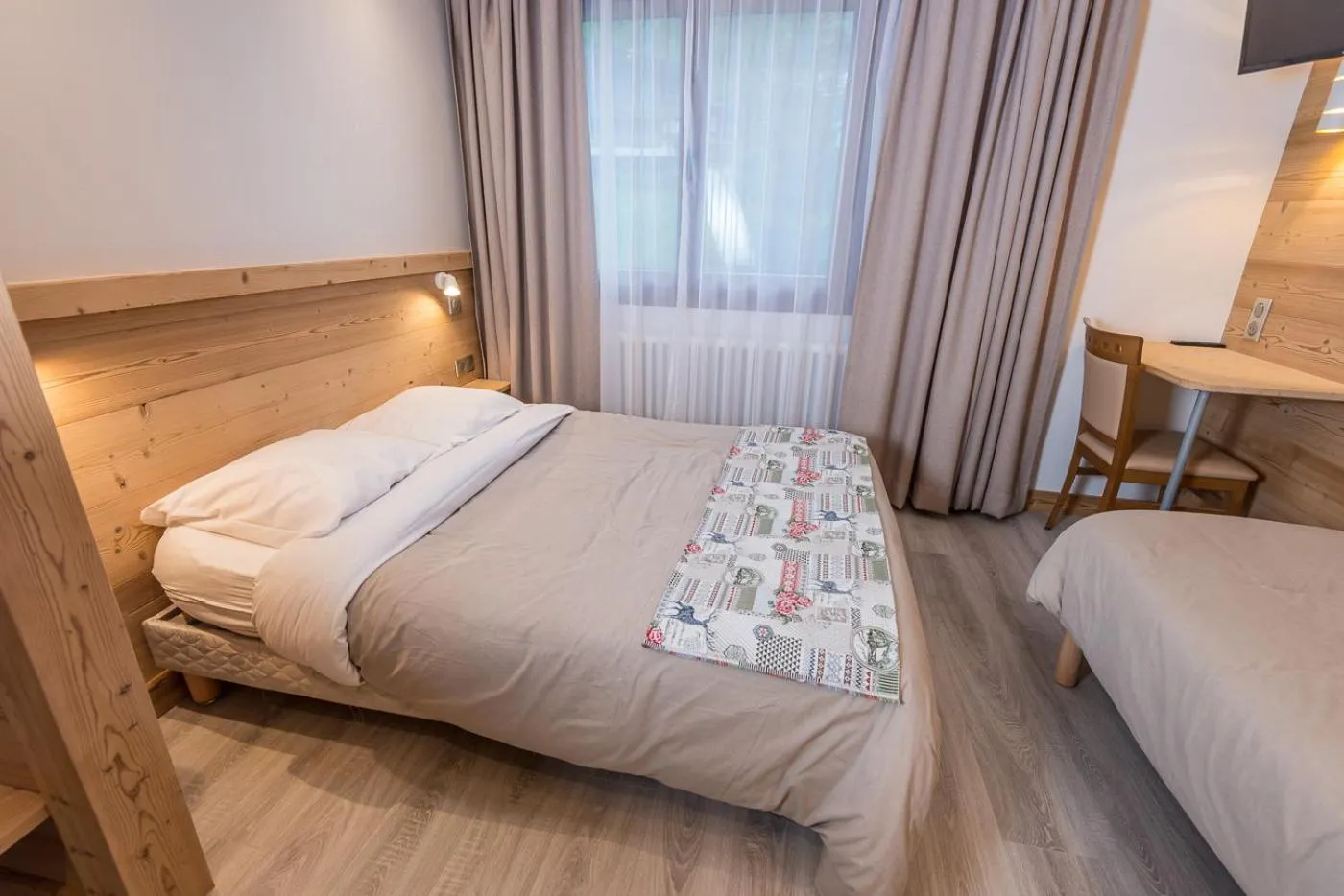 Bedroom, Bed in Hôtel Flor'Alpes