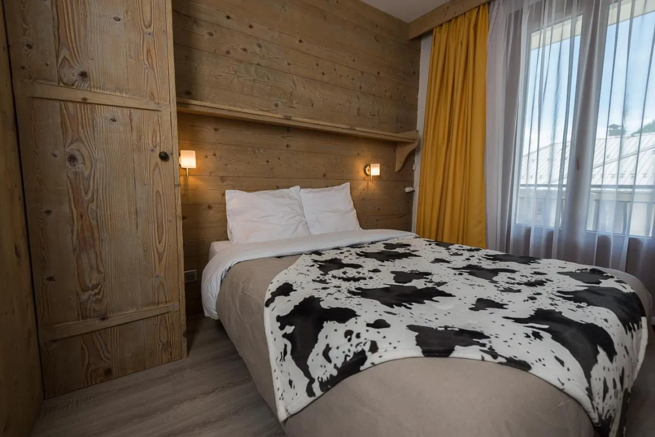 Bedroom, Bed in Hôtel Flor'Alpes