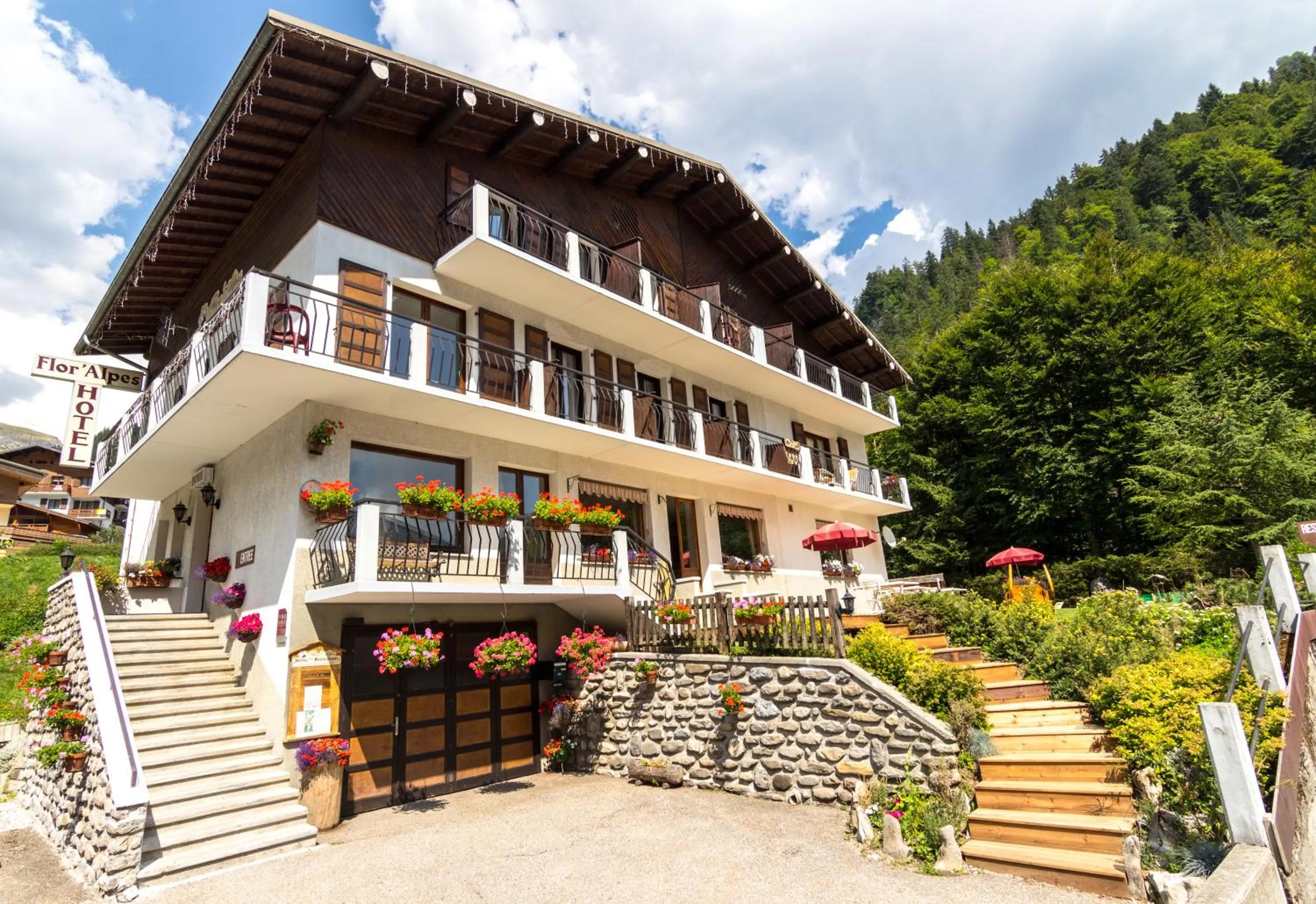 Facade/entrance in Hôtel Flor'Alpes