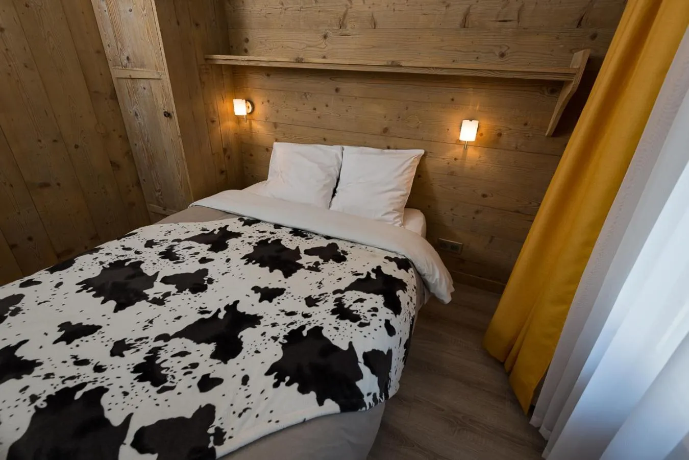 Bedroom, Bed in Hôtel Flor'Alpes