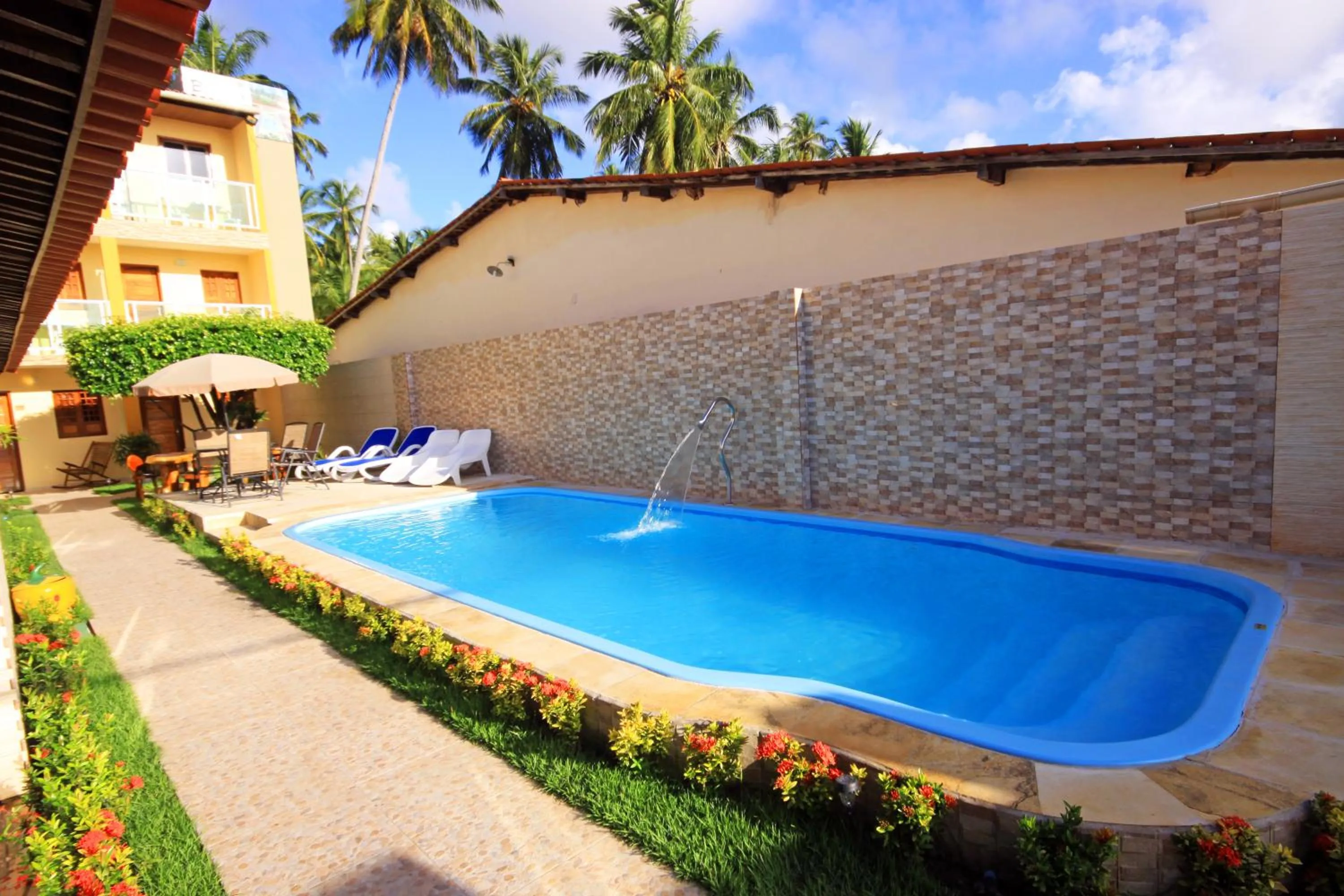 Swimming pool in Pousada Badejo