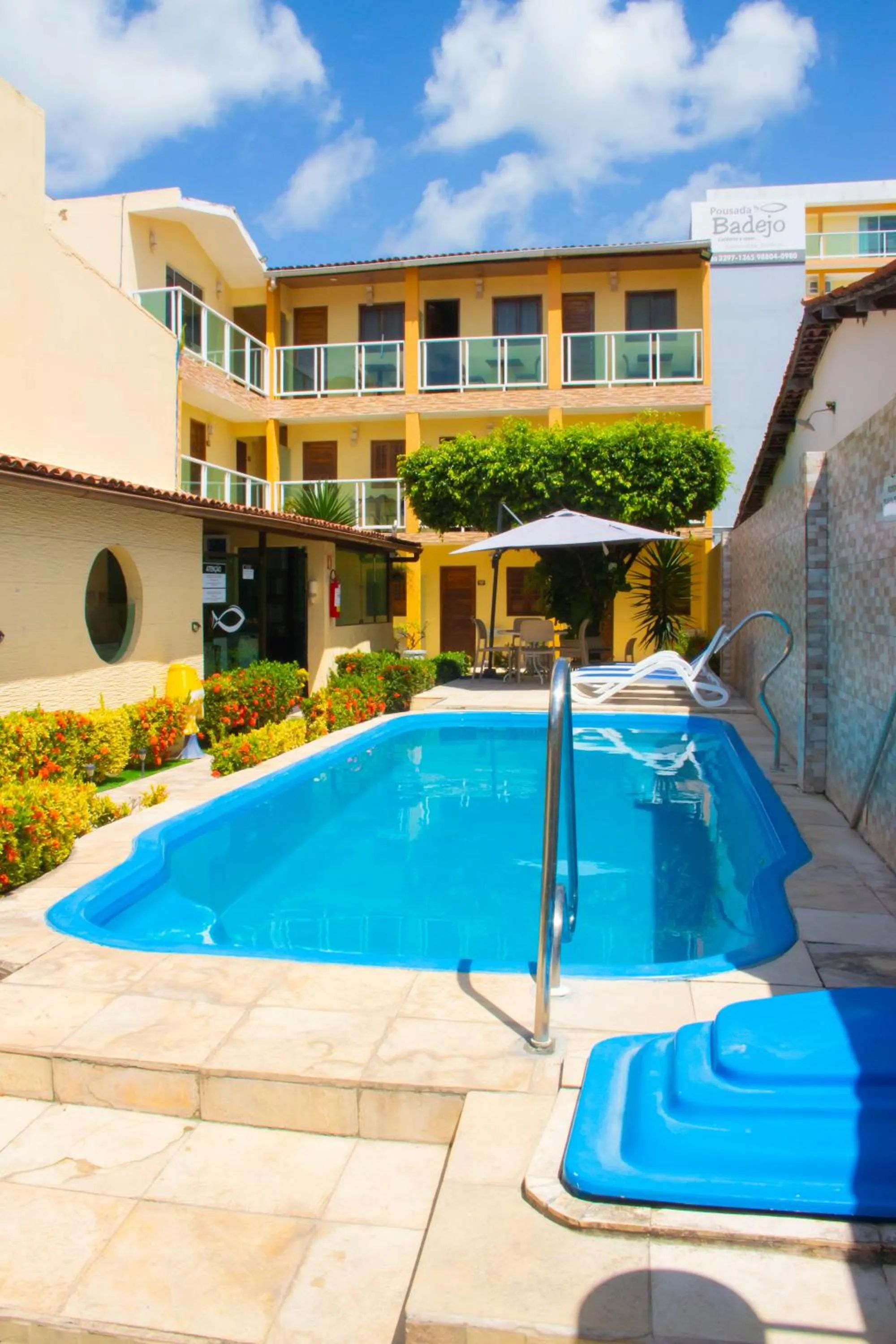 Swimming pool in Pousada Badejo