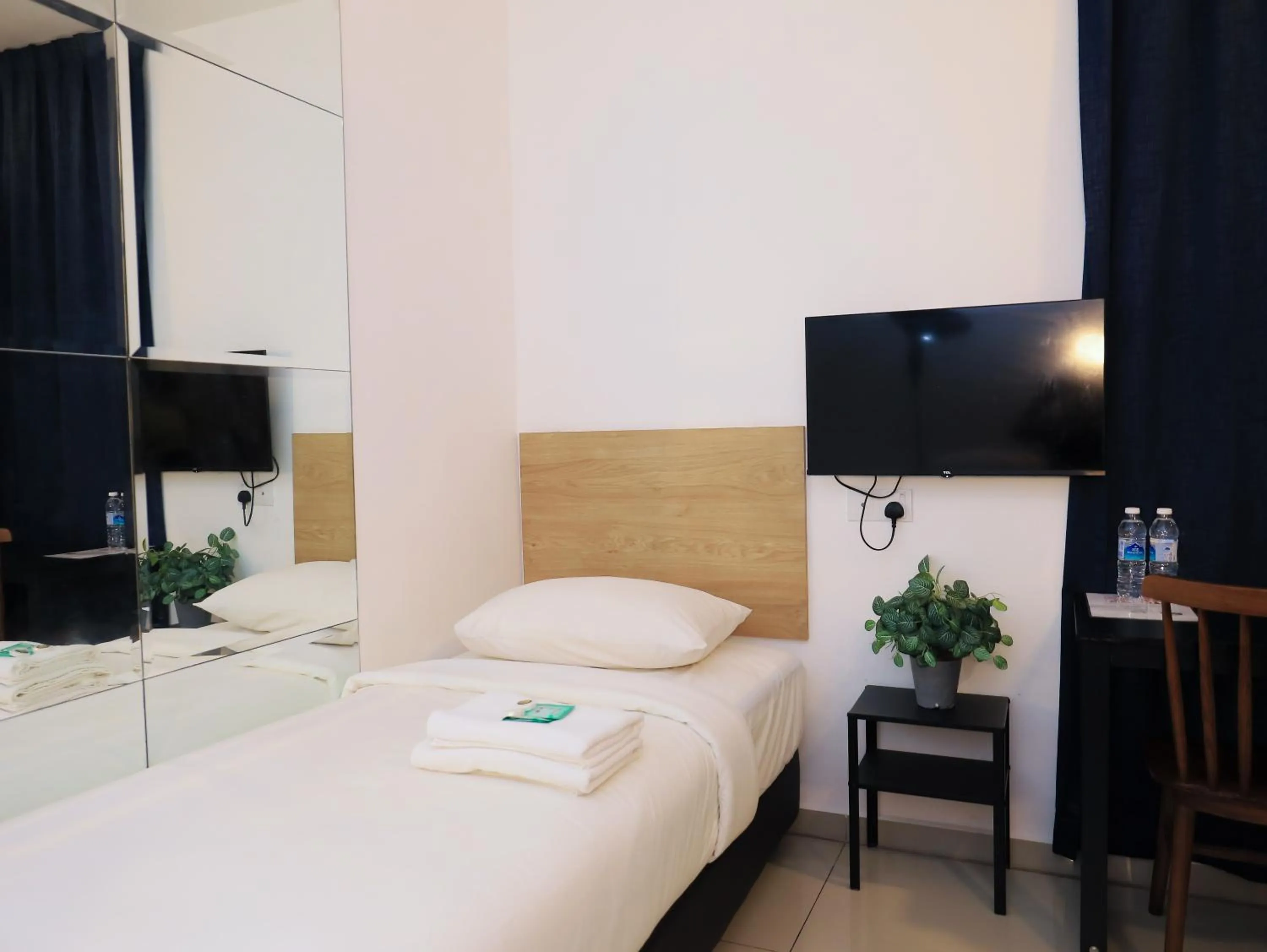 Communal lounge/ TV room, Bed in BIG TREE HOTEL