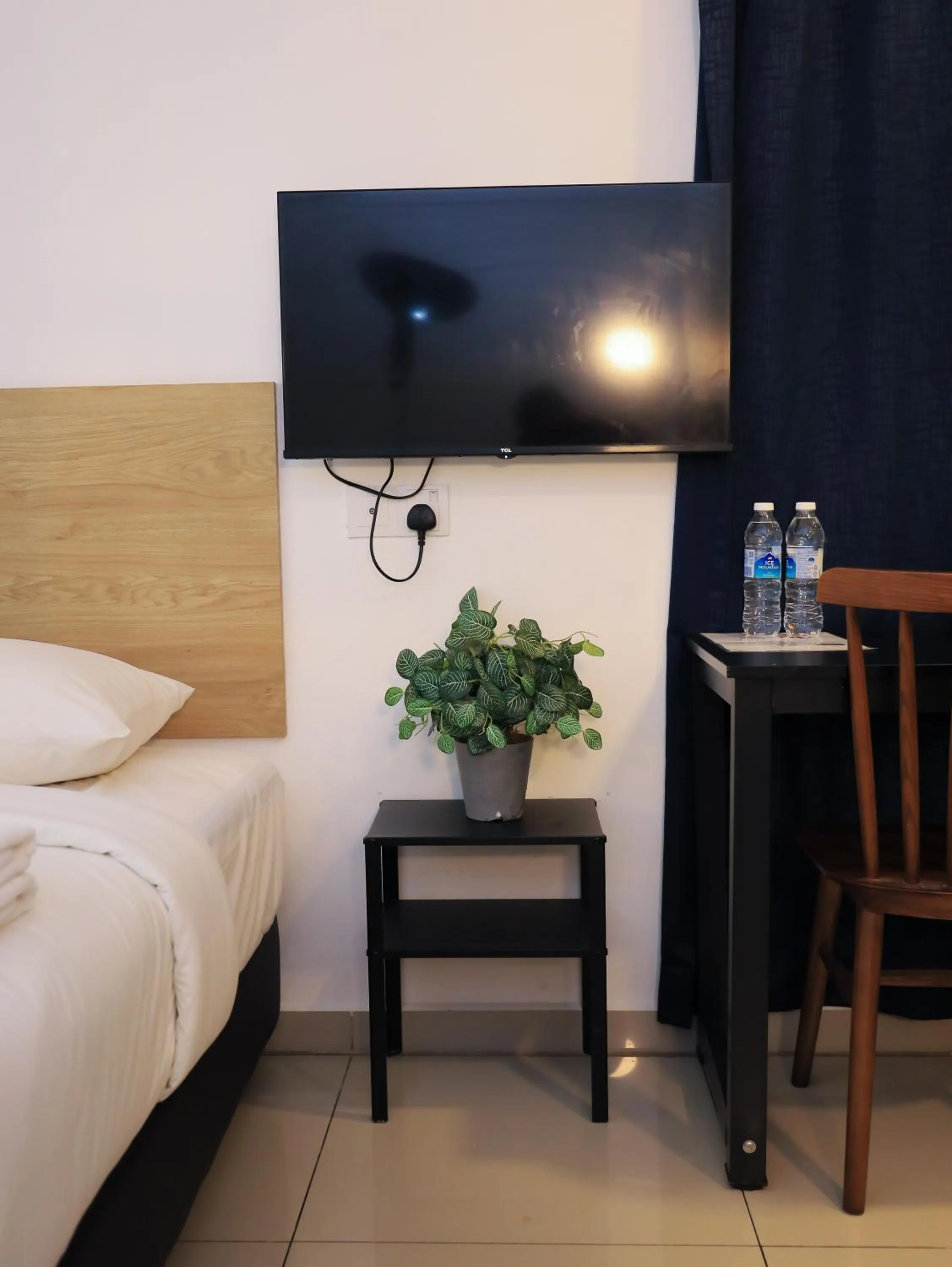 Communal lounge/ TV room, Bed in BIG TREE HOTEL