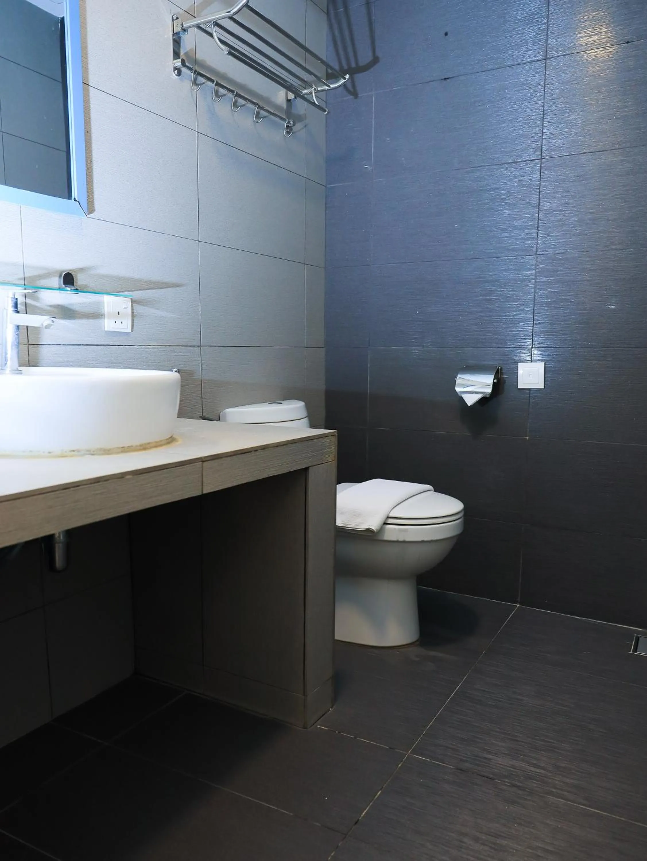 Shower in BIG TREE HOTEL