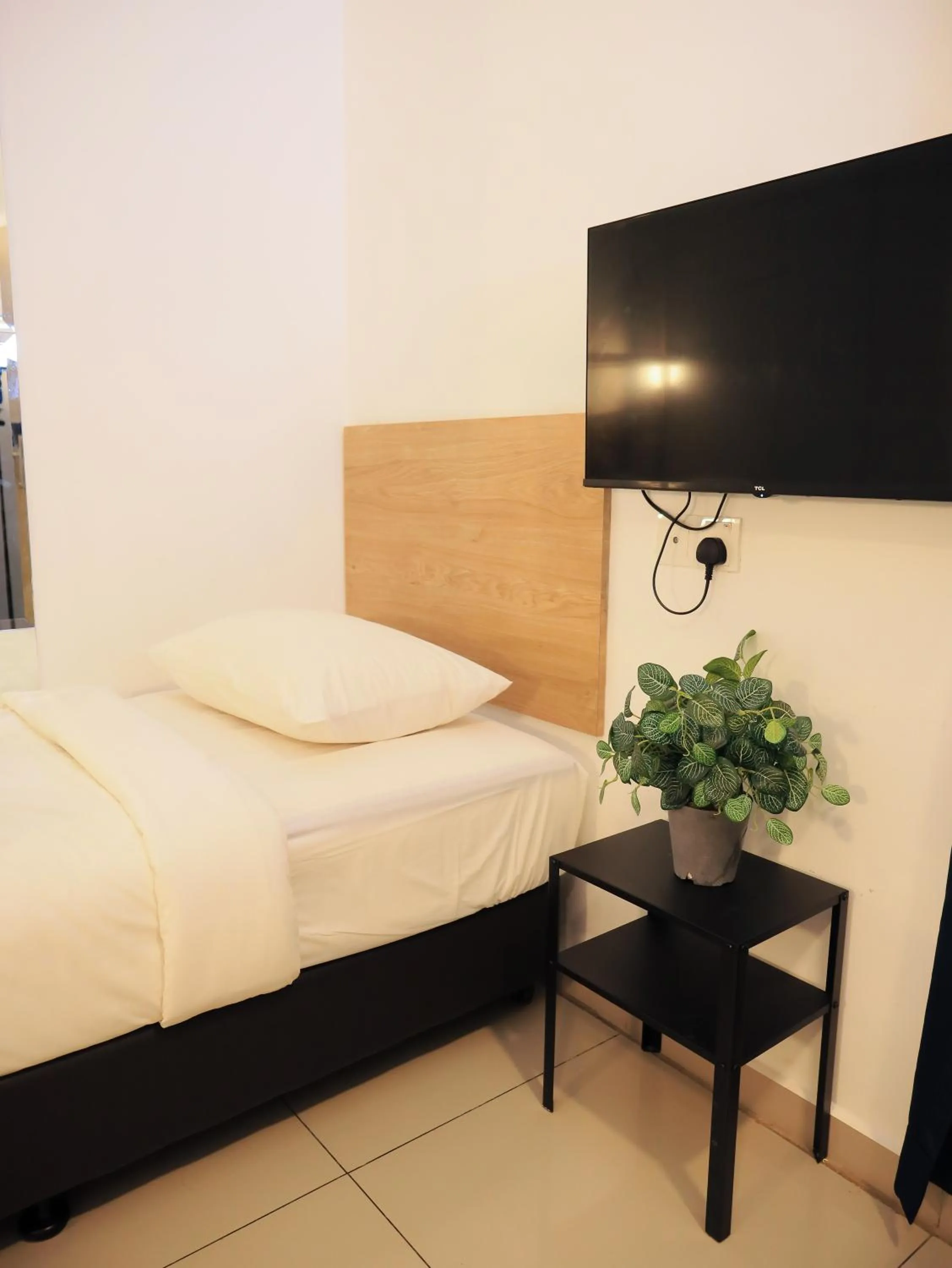 Communal lounge/ TV room, Bed in BIG TREE HOTEL