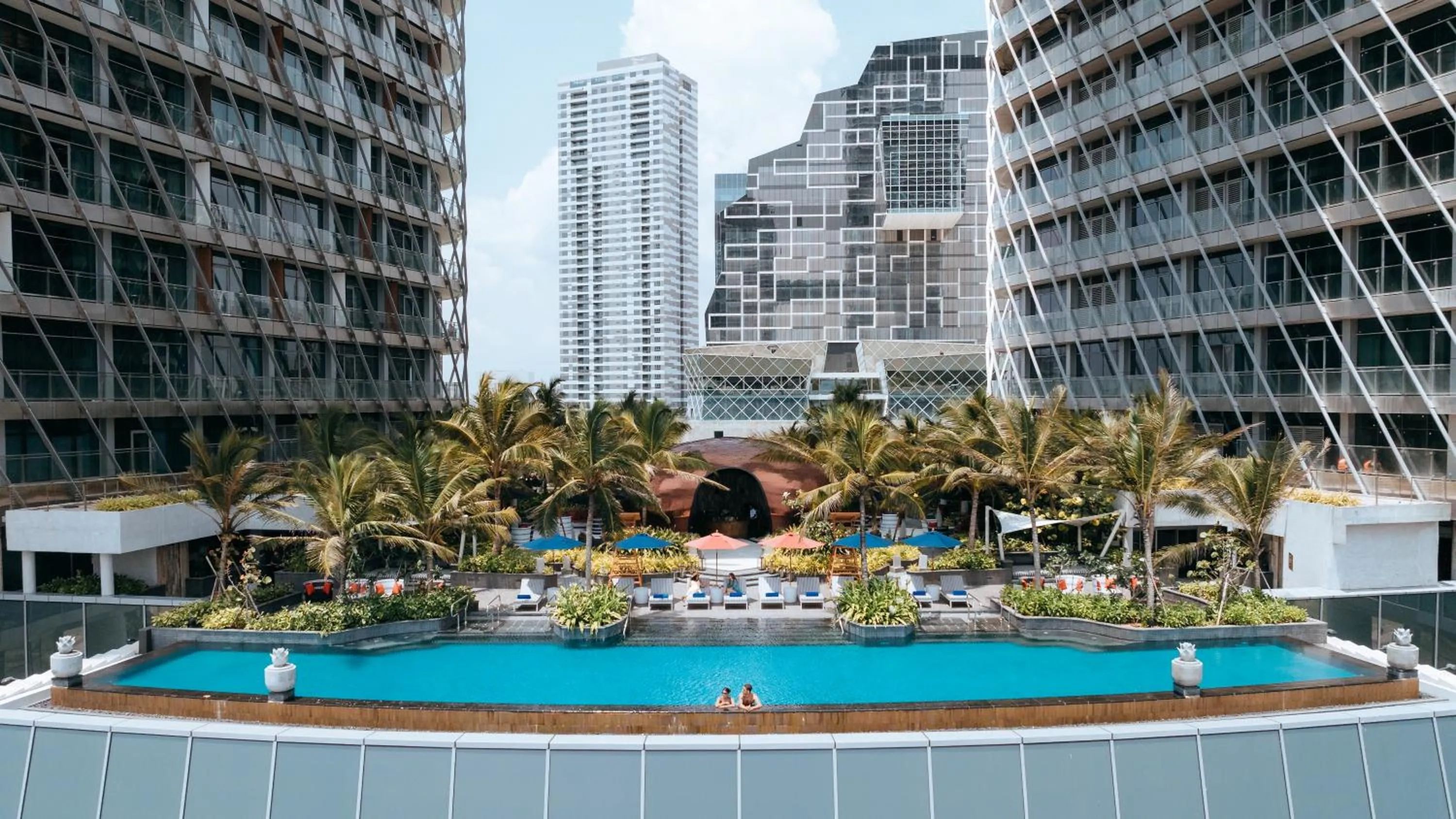 Swimming pool in ITC Ratnadipa, a Luxury Collection Hotel, Colombo