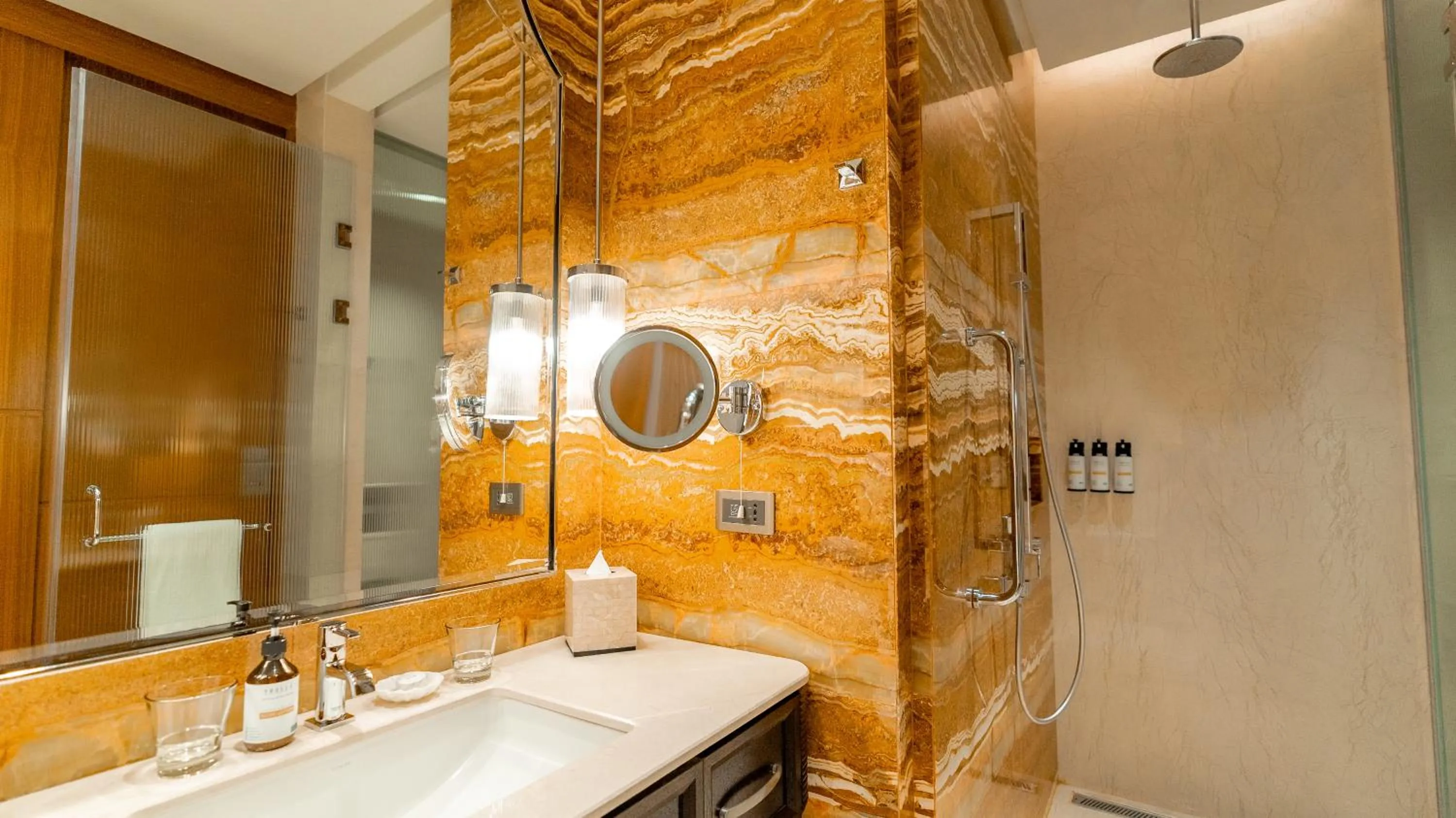 Shower in ITC Ratnadipa, a Luxury Collection Hotel, Colombo