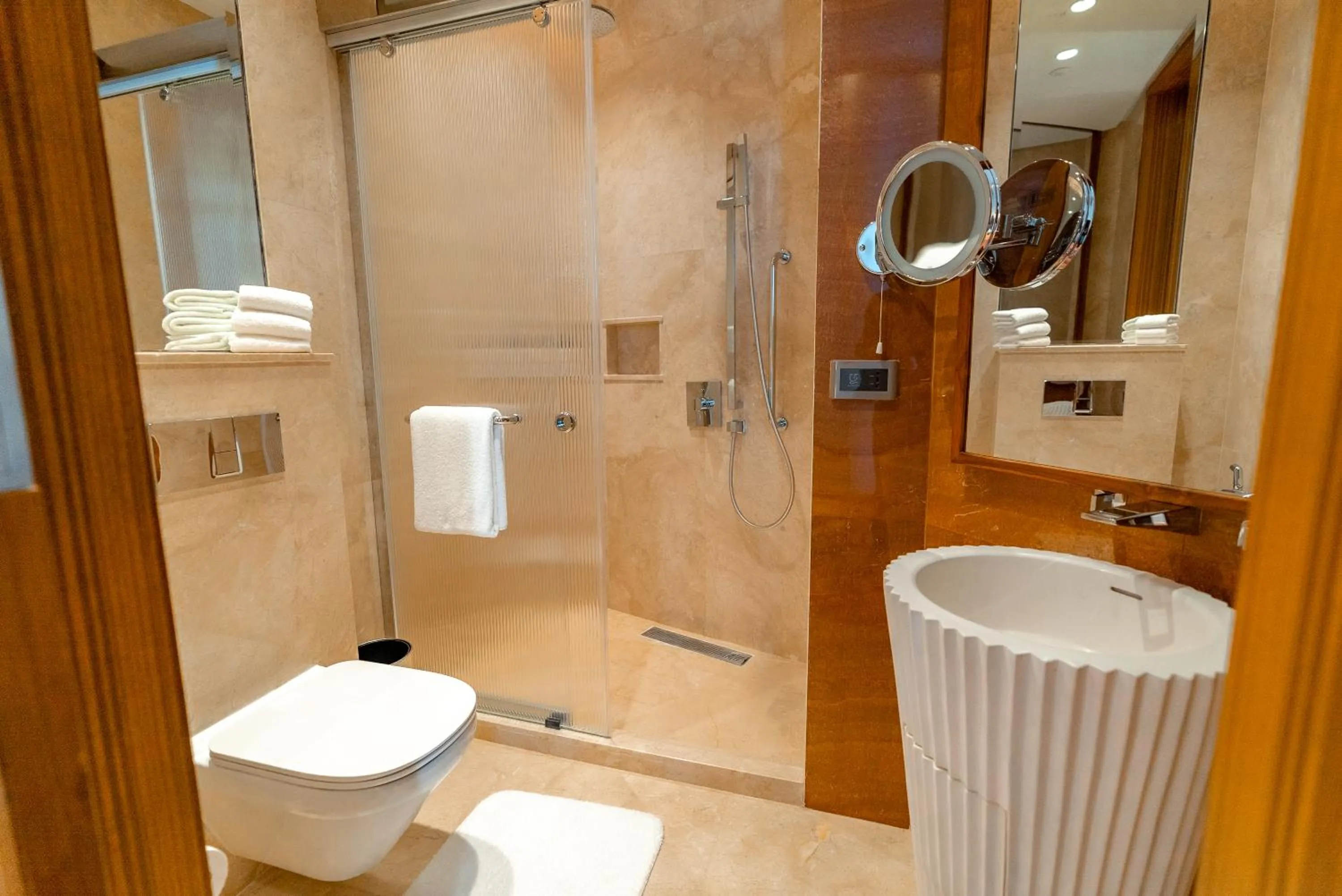 Shower in ITC Ratnadipa, a Luxury Collection Hotel, Colombo