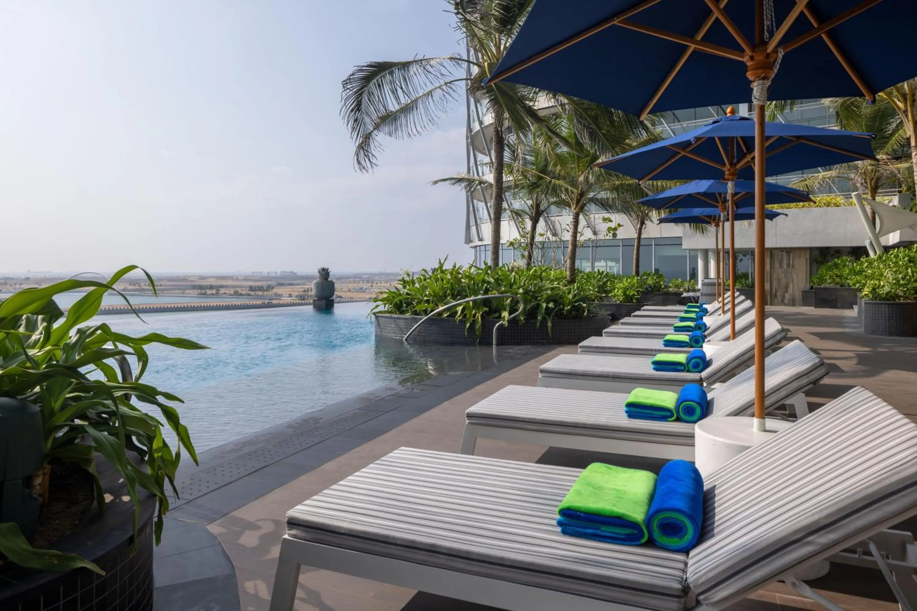 Swimming pool in ITC Ratnadipa, a Luxury Collection Hotel, Colombo