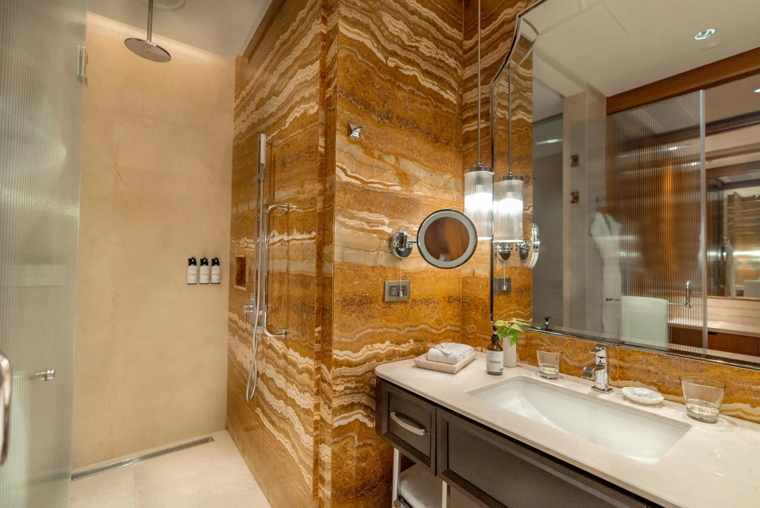 Shower in ITC Ratnadipa, a Luxury Collection Hotel, Colombo
