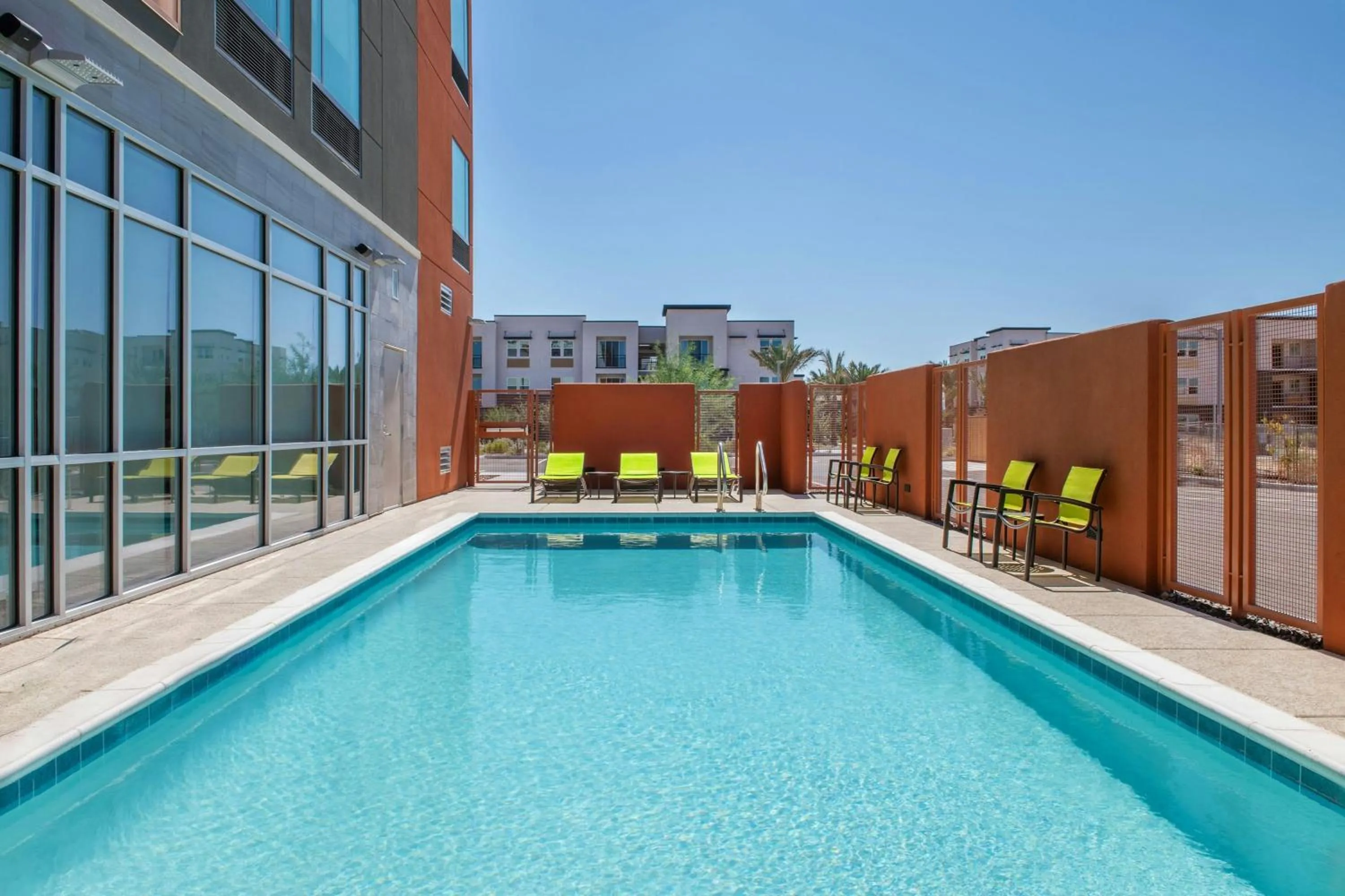 Swimming pool in SpringHill Suites by Marriott Phoenix West/Avondale