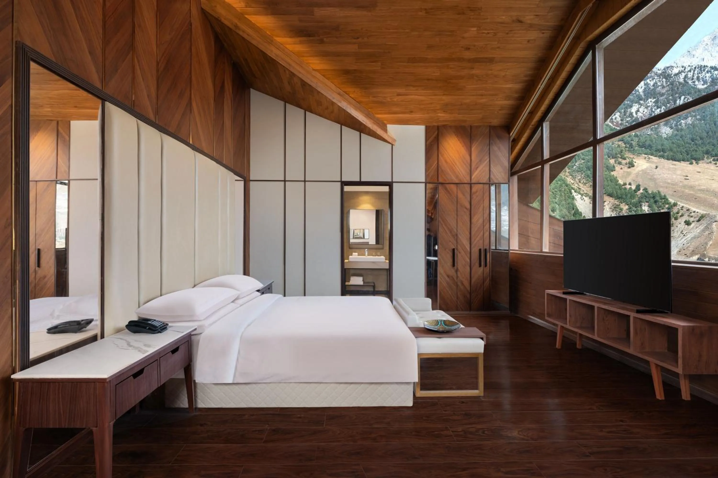 Photo of the whole room, Bed in Four Points by Sheraton Sonmarg Resort