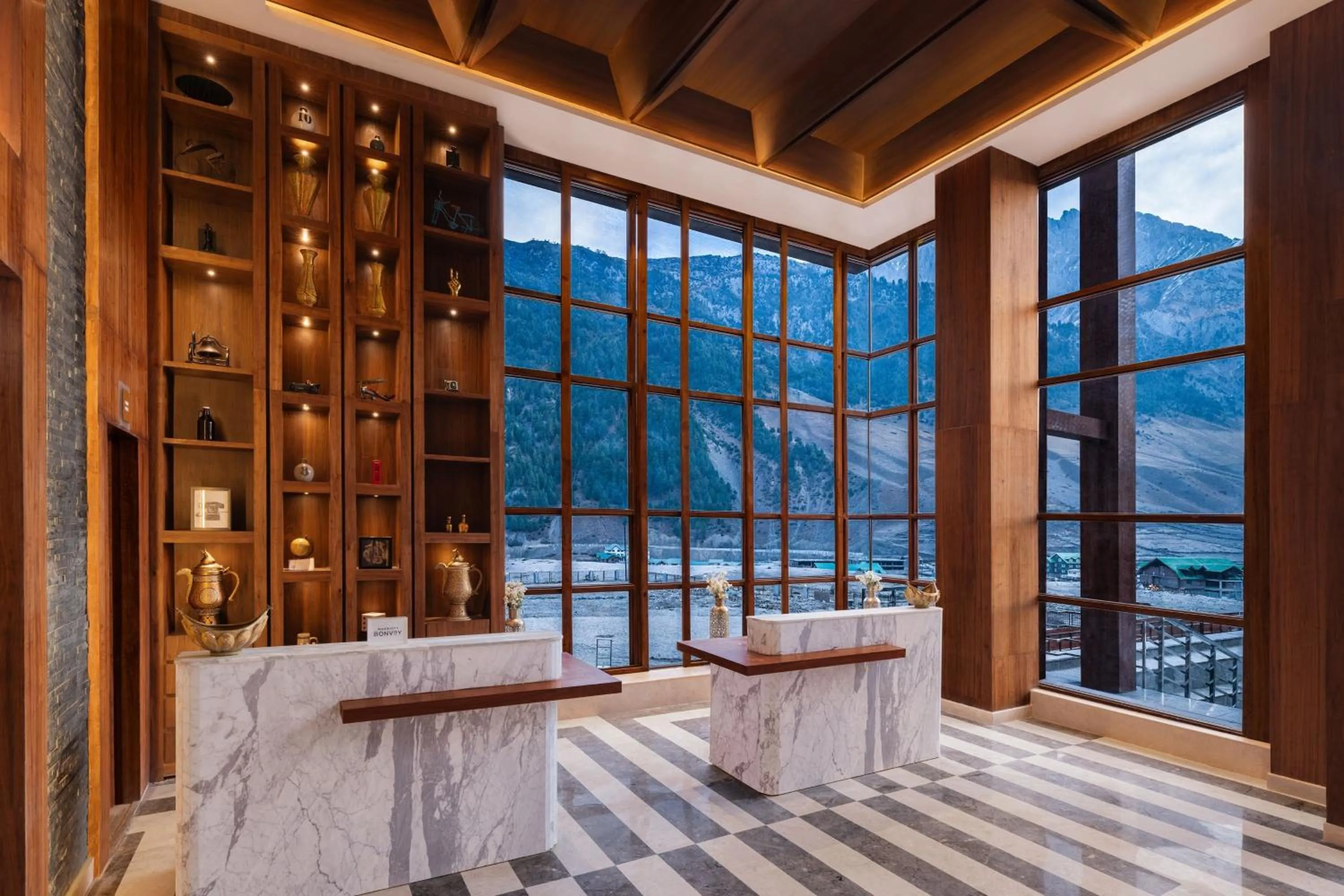 Lobby or reception in Four Points by Sheraton Sonmarg Resort
