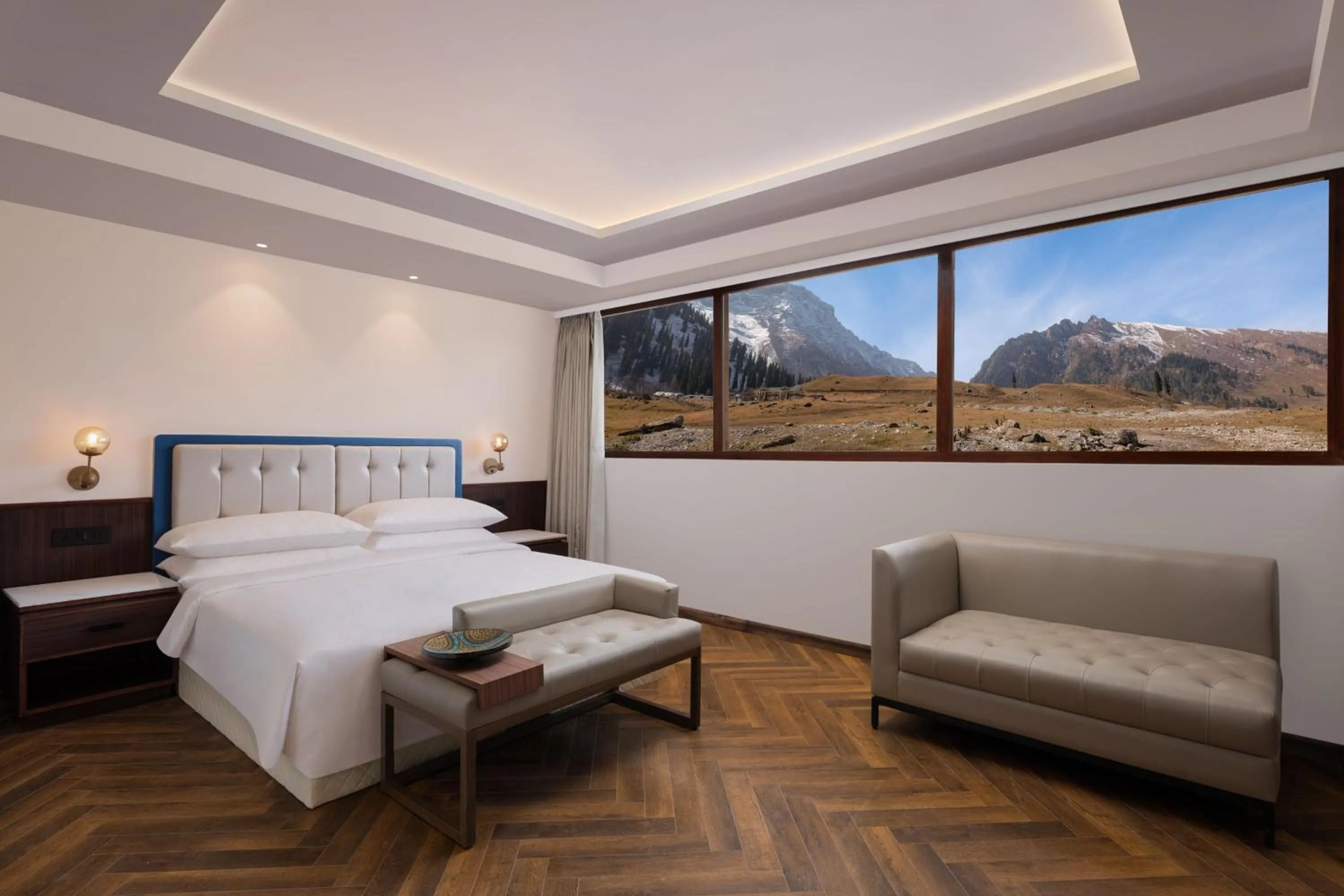 Photo of the whole room, Bed in Four Points by Sheraton Sonmarg Resort