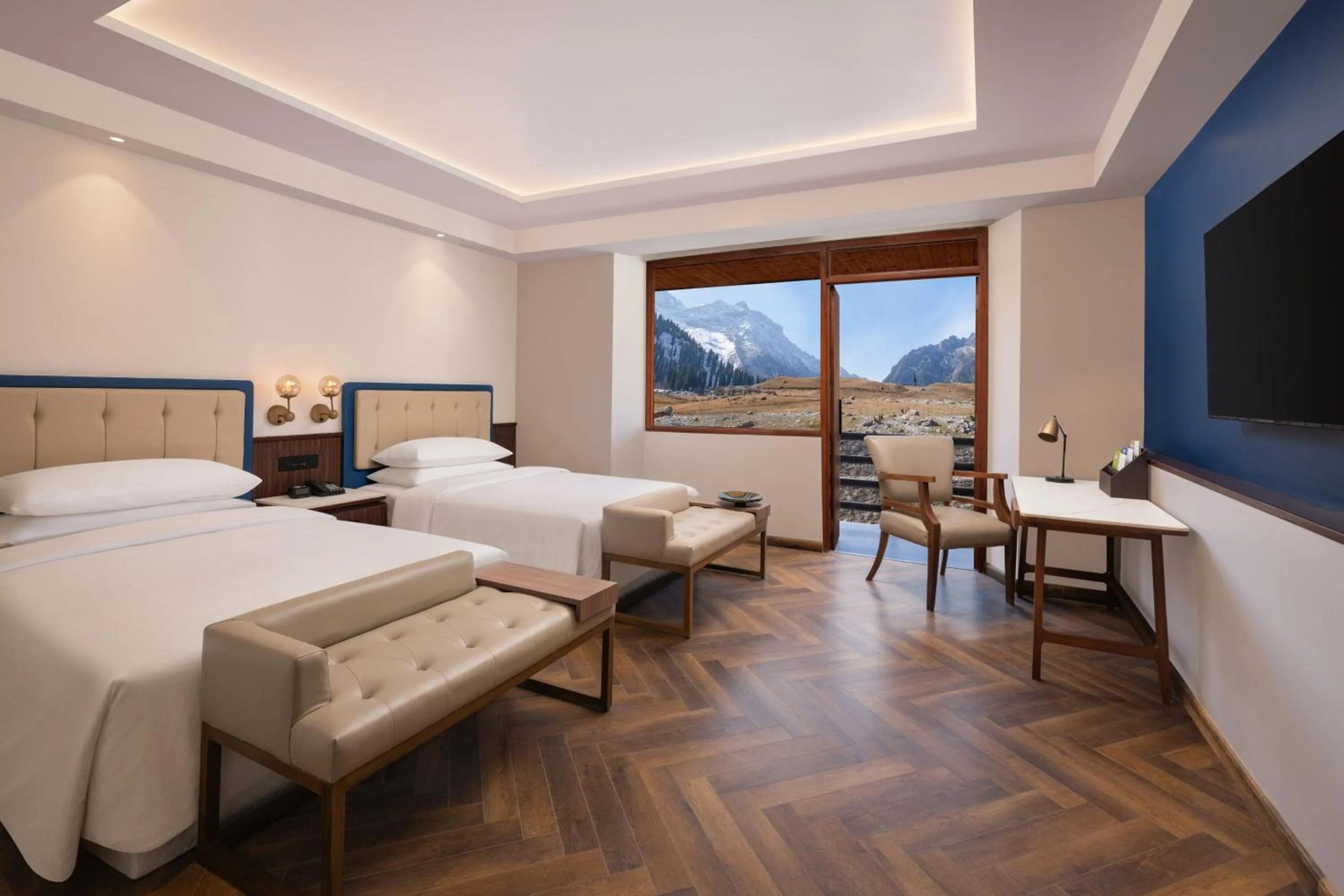 Photo of the whole room, Bed in Four Points by Sheraton Sonmarg Resort