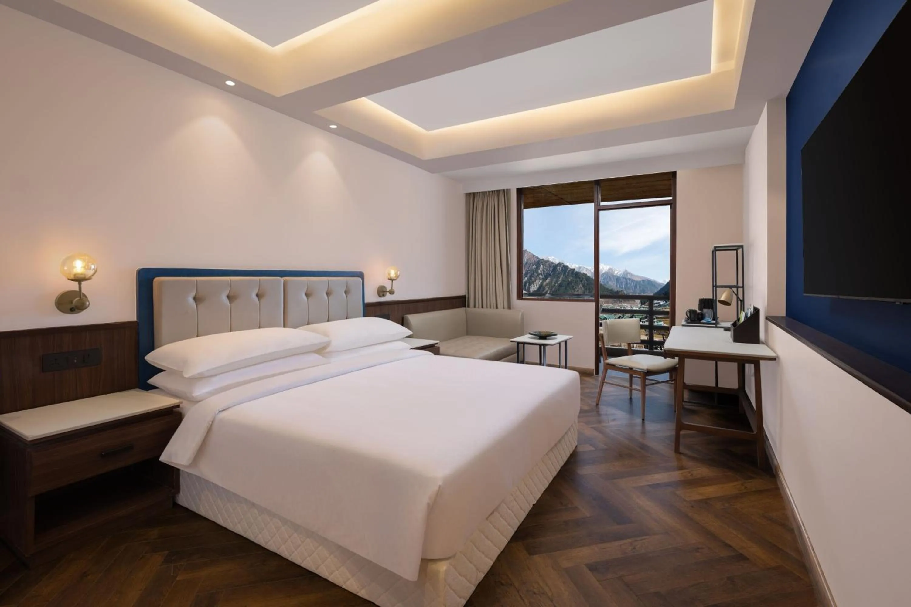 Photo of the whole room, Bed in Four Points by Sheraton Sonmarg Resort