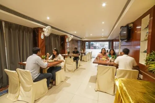 FabHotel Pleasure Inn - Near DB Mall