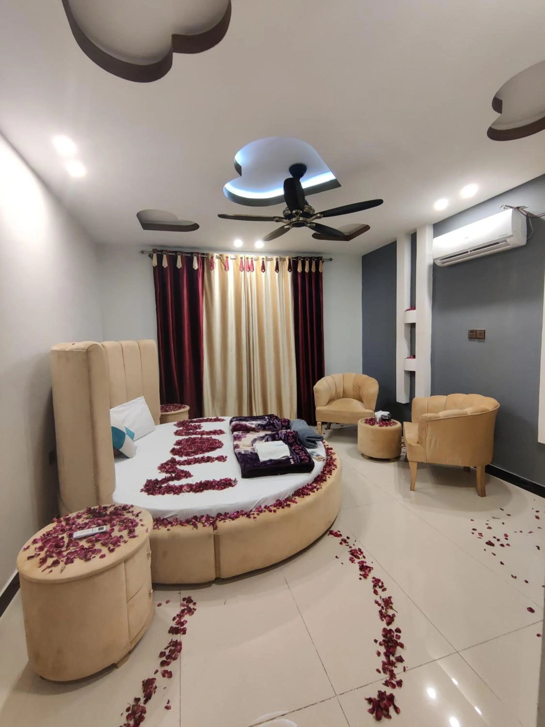 Bed in Royal Shangrila Balakot