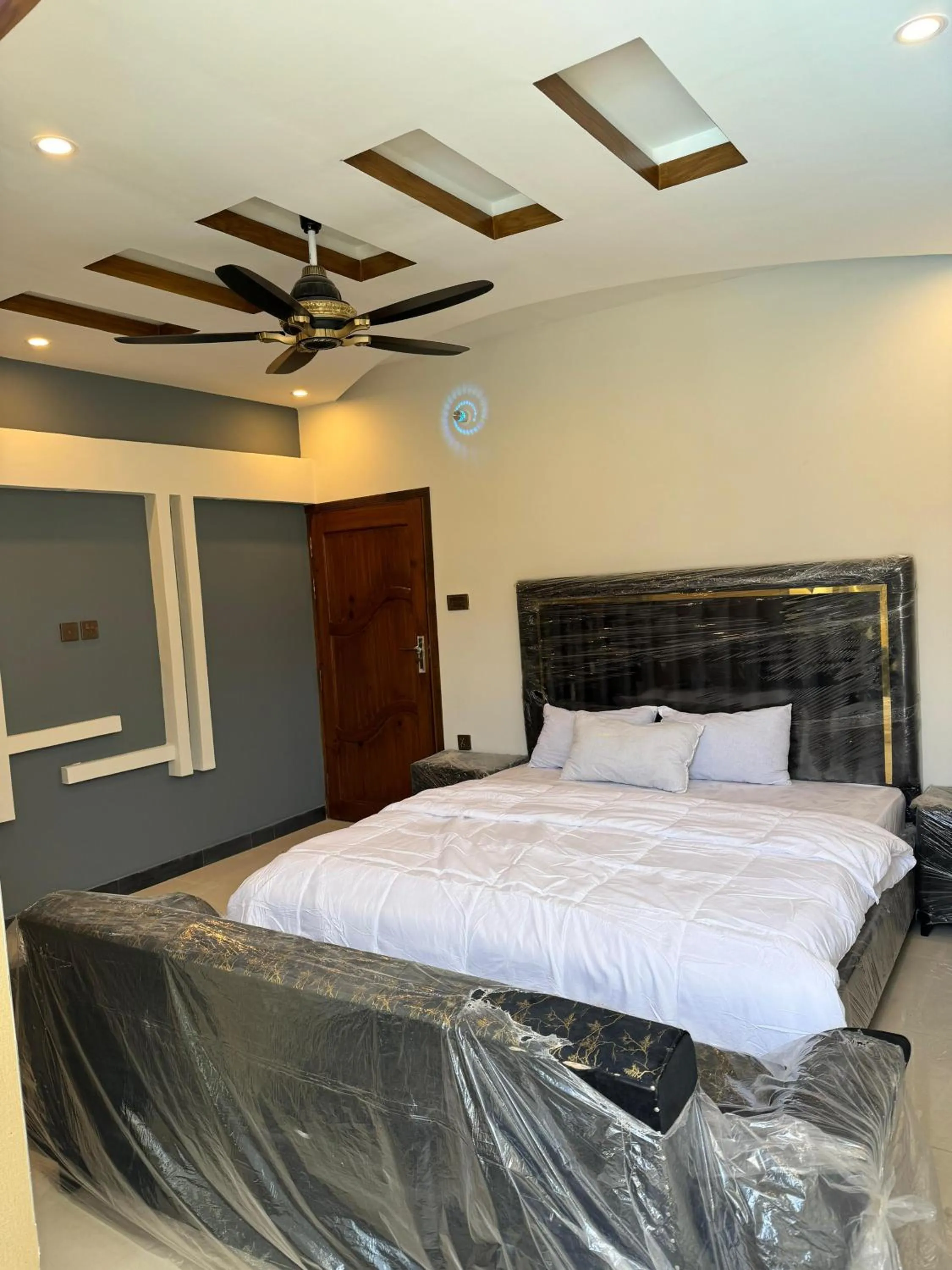 Bed in Royal Shangrila Balakot