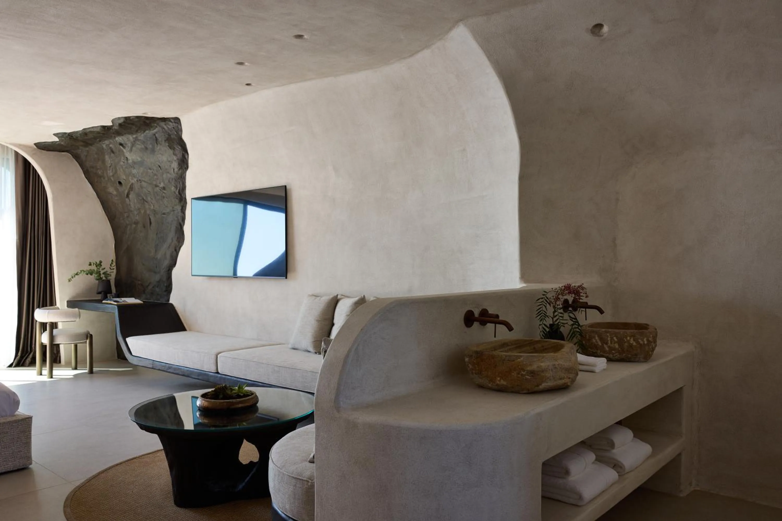 TV and multimedia in One of One Hotel