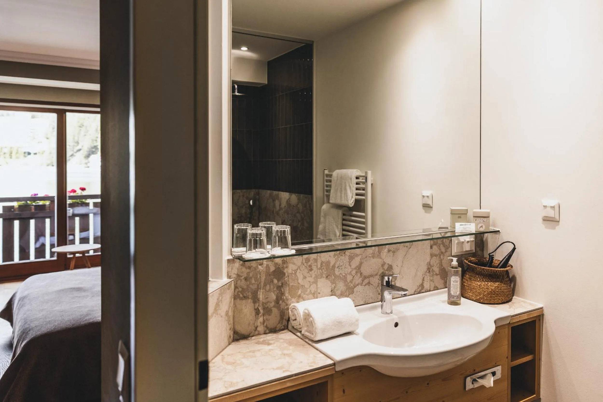 Bathroom, Bed in Seehotel Jägerwirt