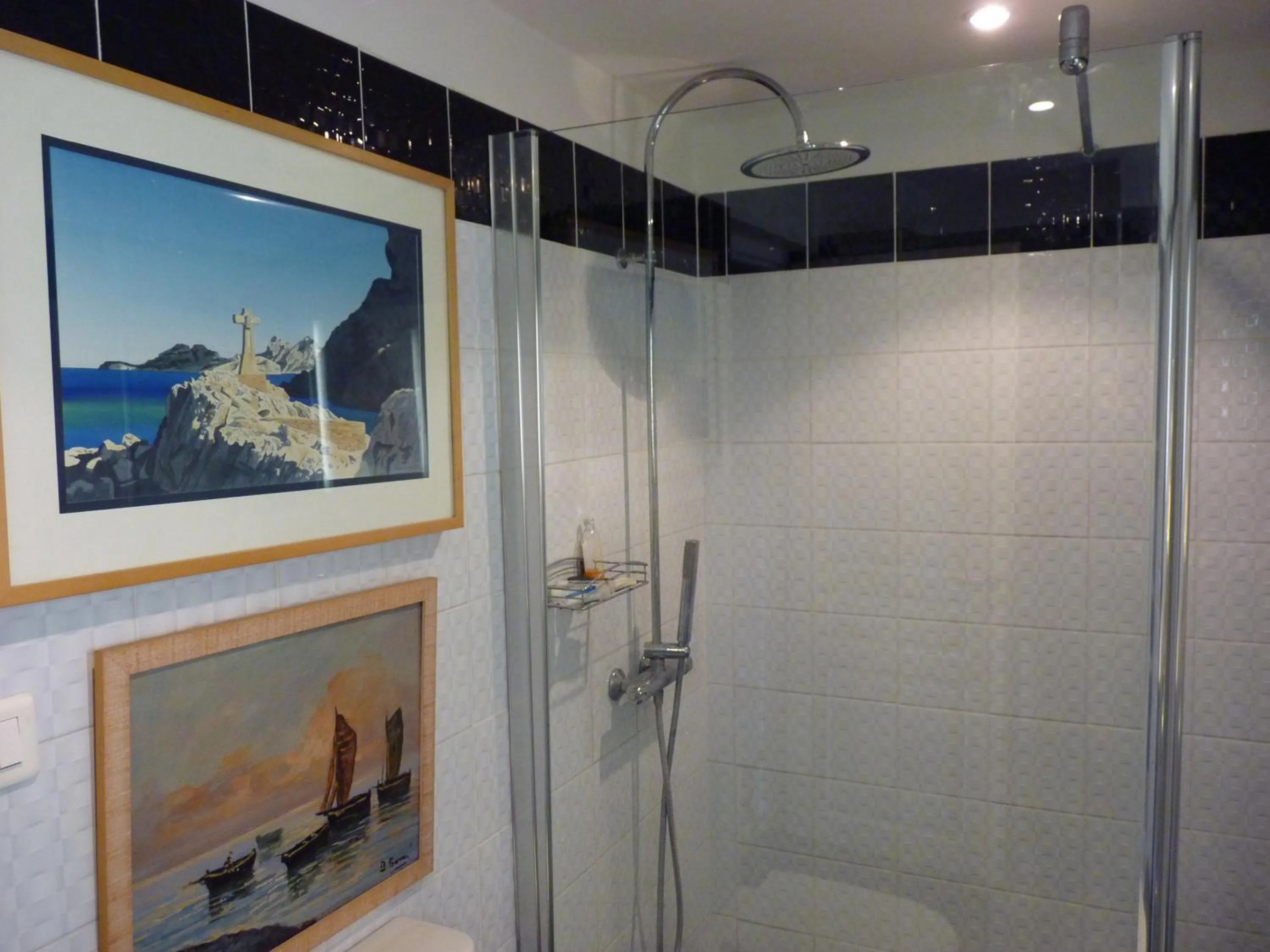 Shower in Le Couvent du Vieux Port