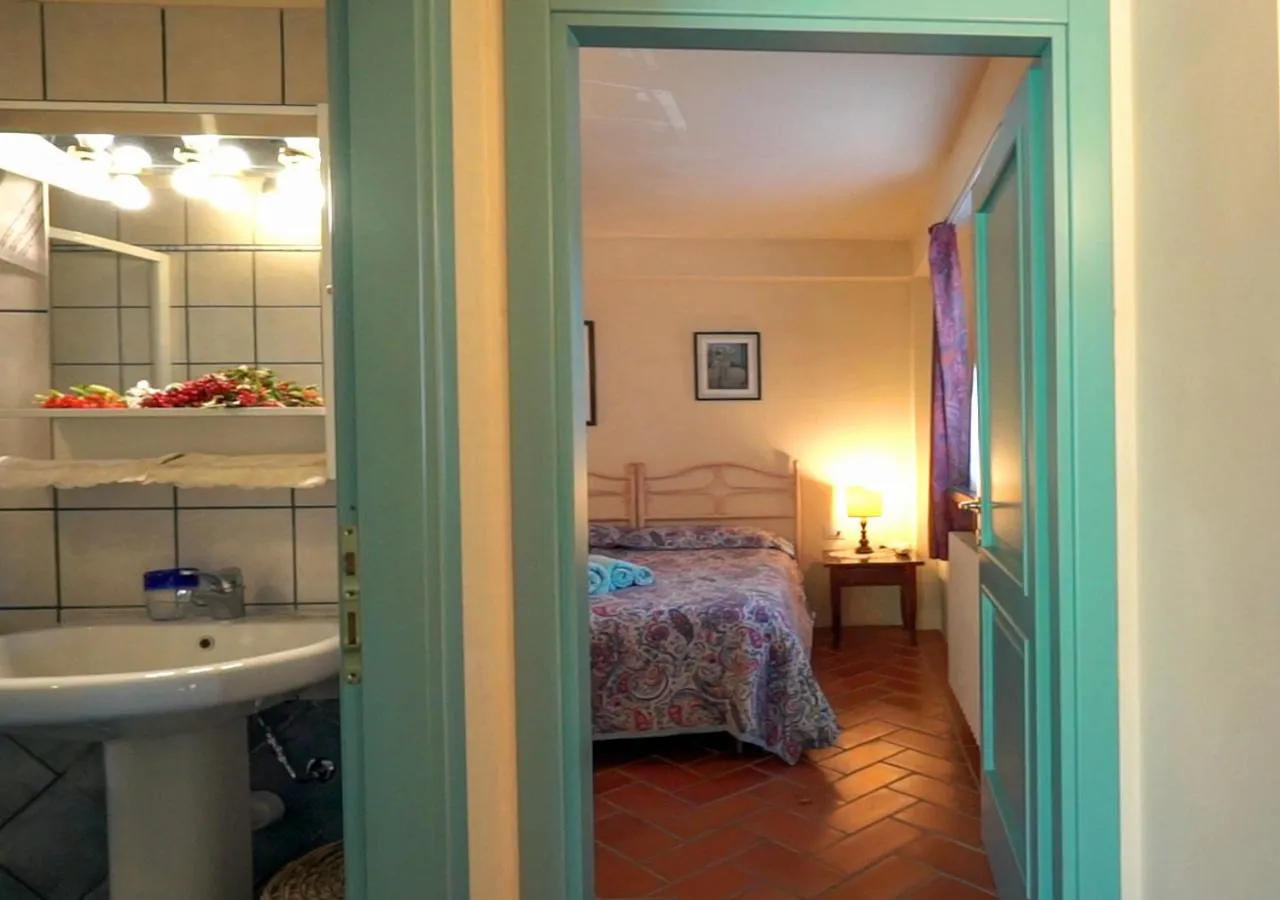 Bathroom, Bed in Villa Il Borraccio - Apartments Azalea and Begonia