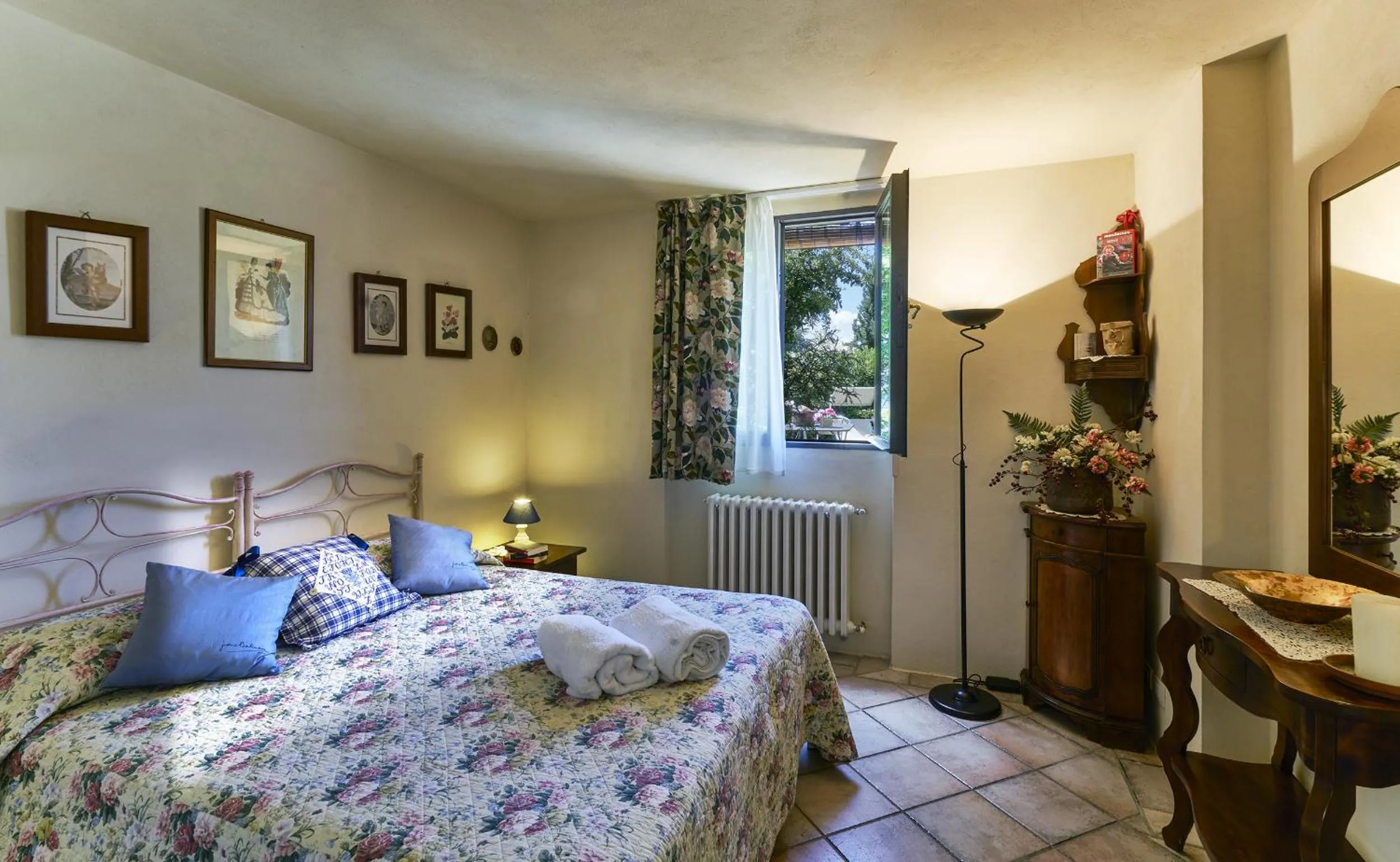 Bedroom, Bed in Villa Il Borraccio - Apartments Azalea and Begonia
