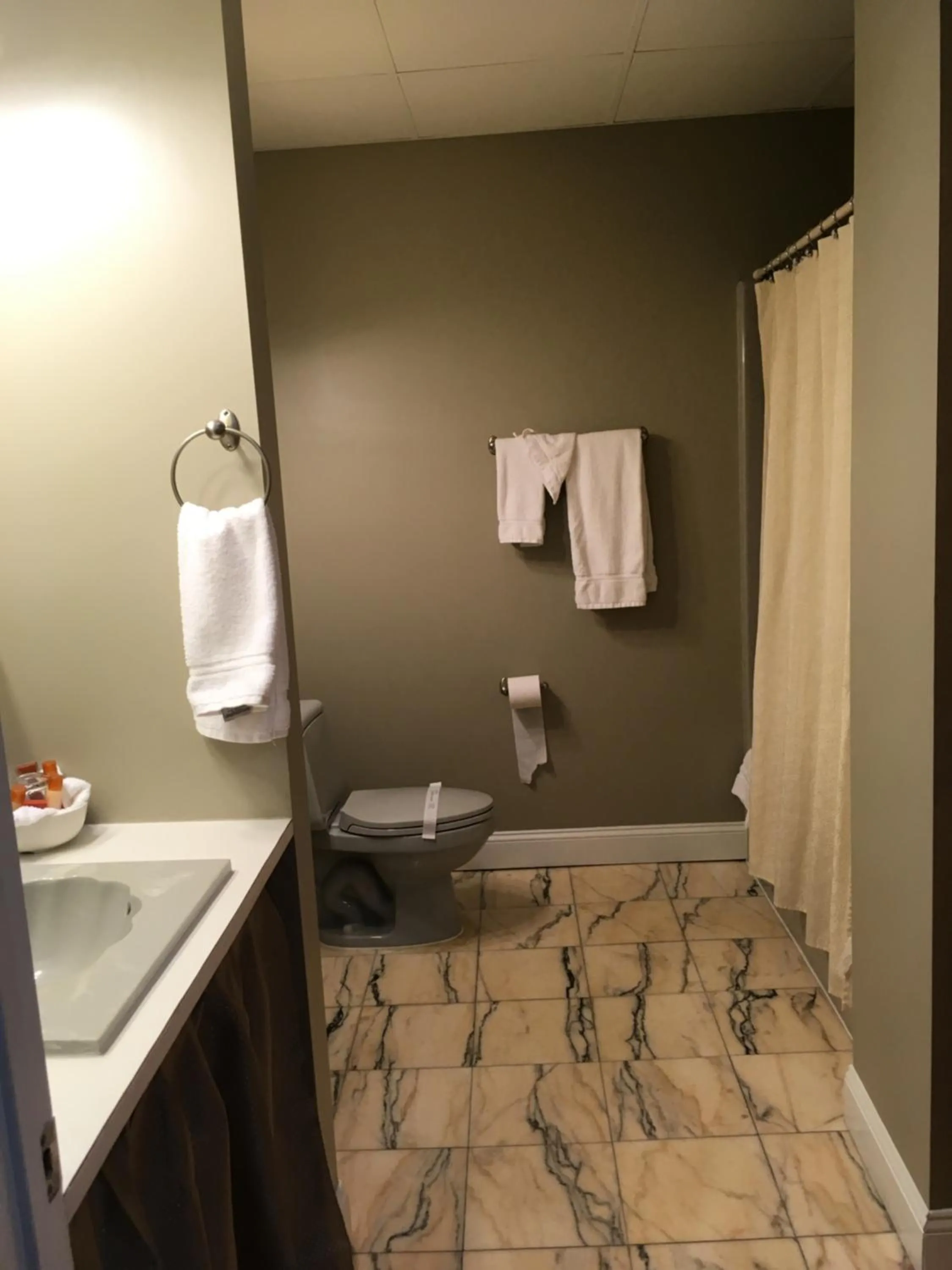 Bathroom in Colts Neck Inn Hotel