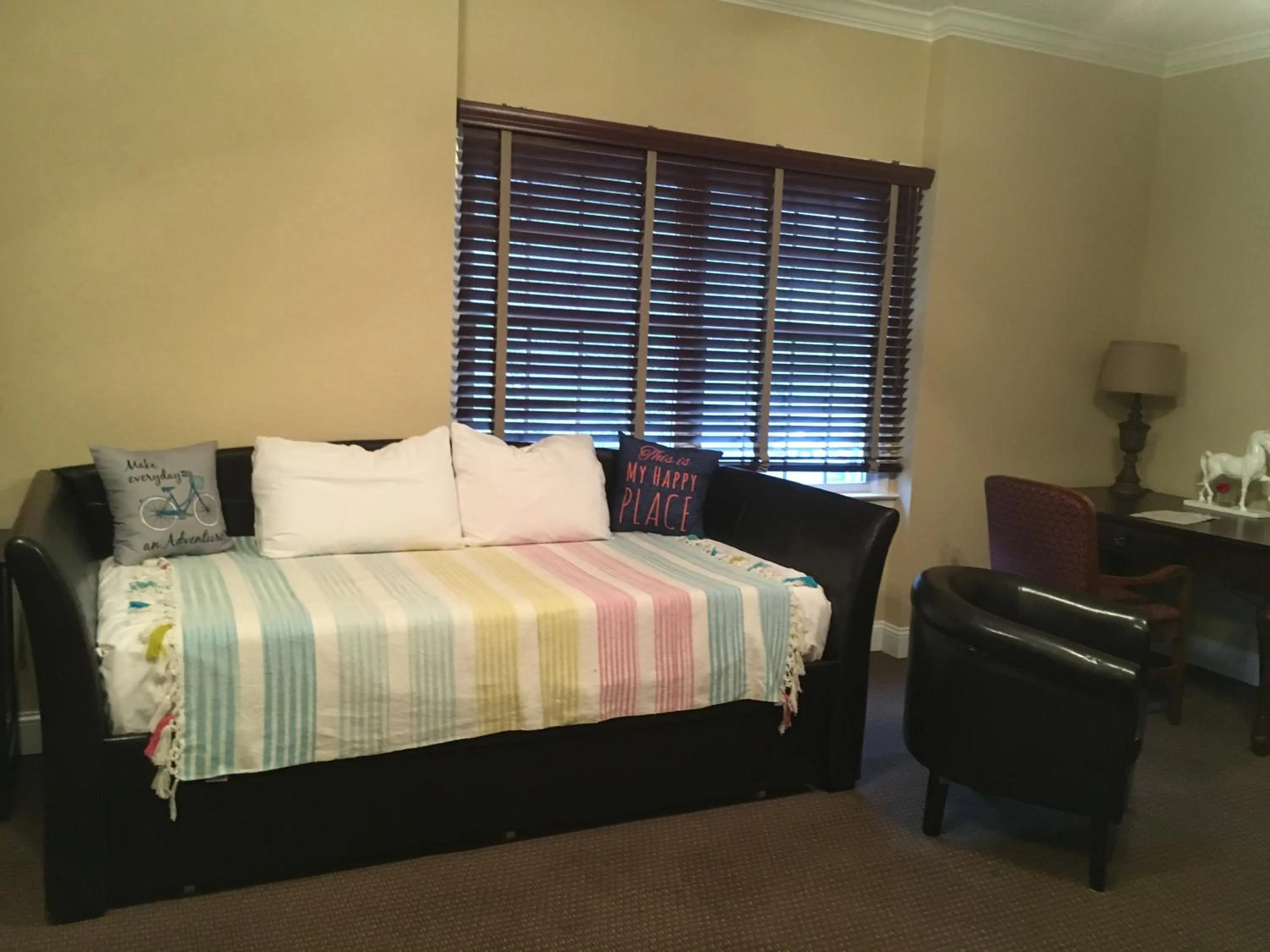 Bed in Colts Neck Inn Hotel