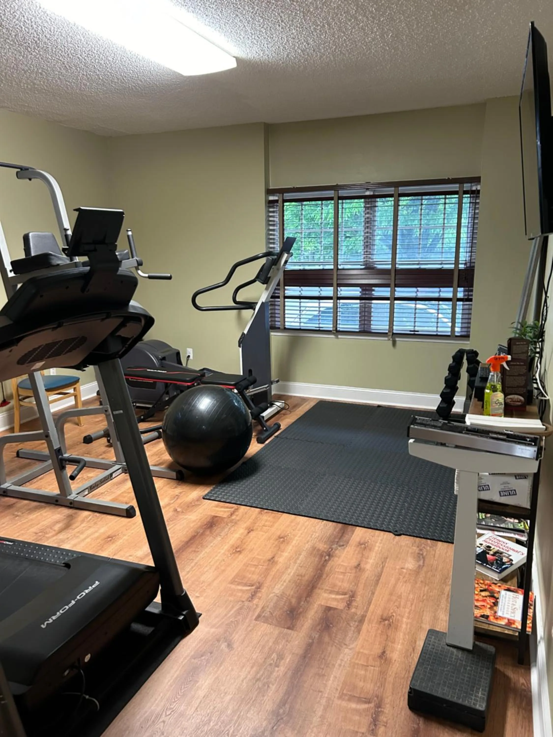 Fitness centre/facilities in Colts Neck Inn Hotel