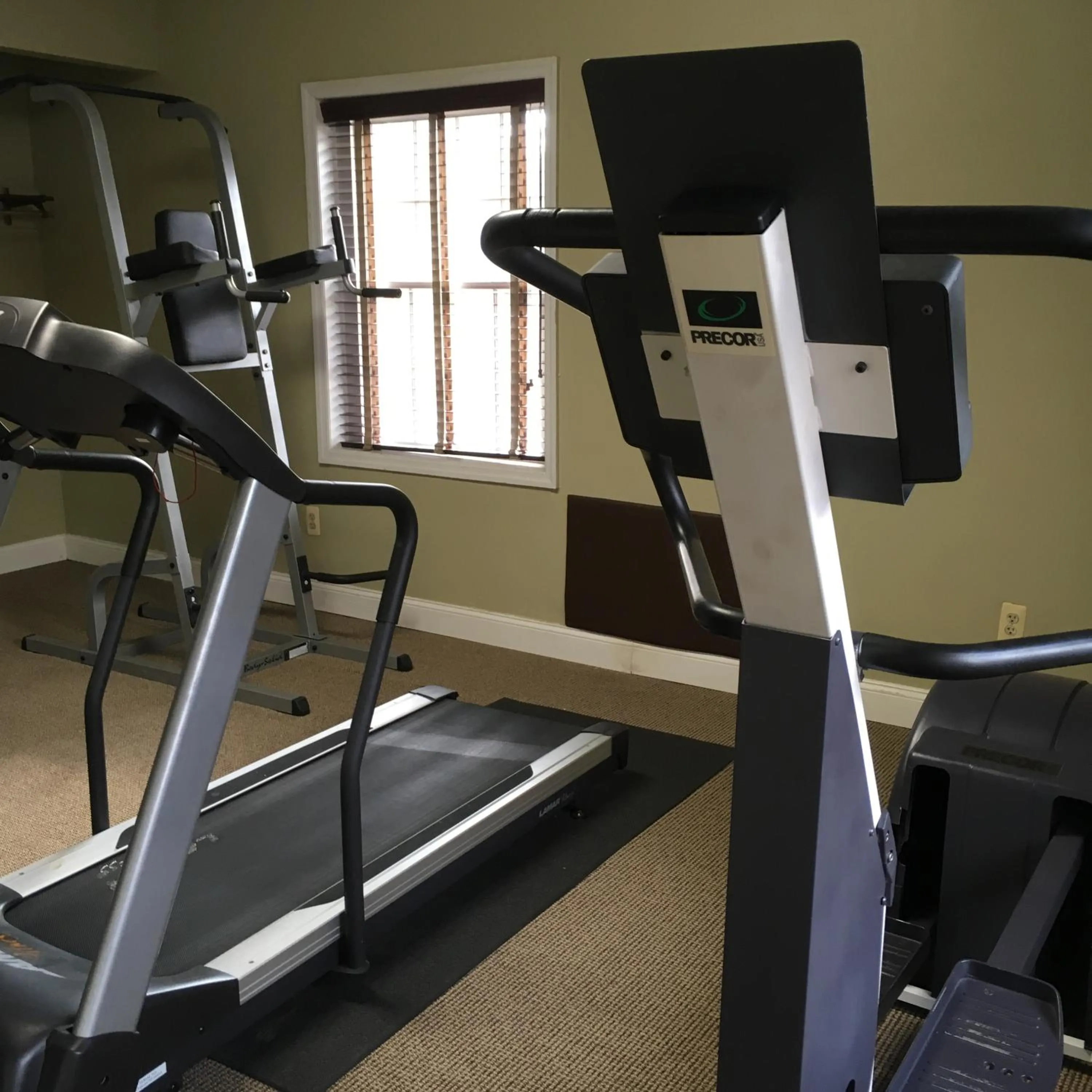 Fitness centre/facilities in Colts Neck Inn Hotel