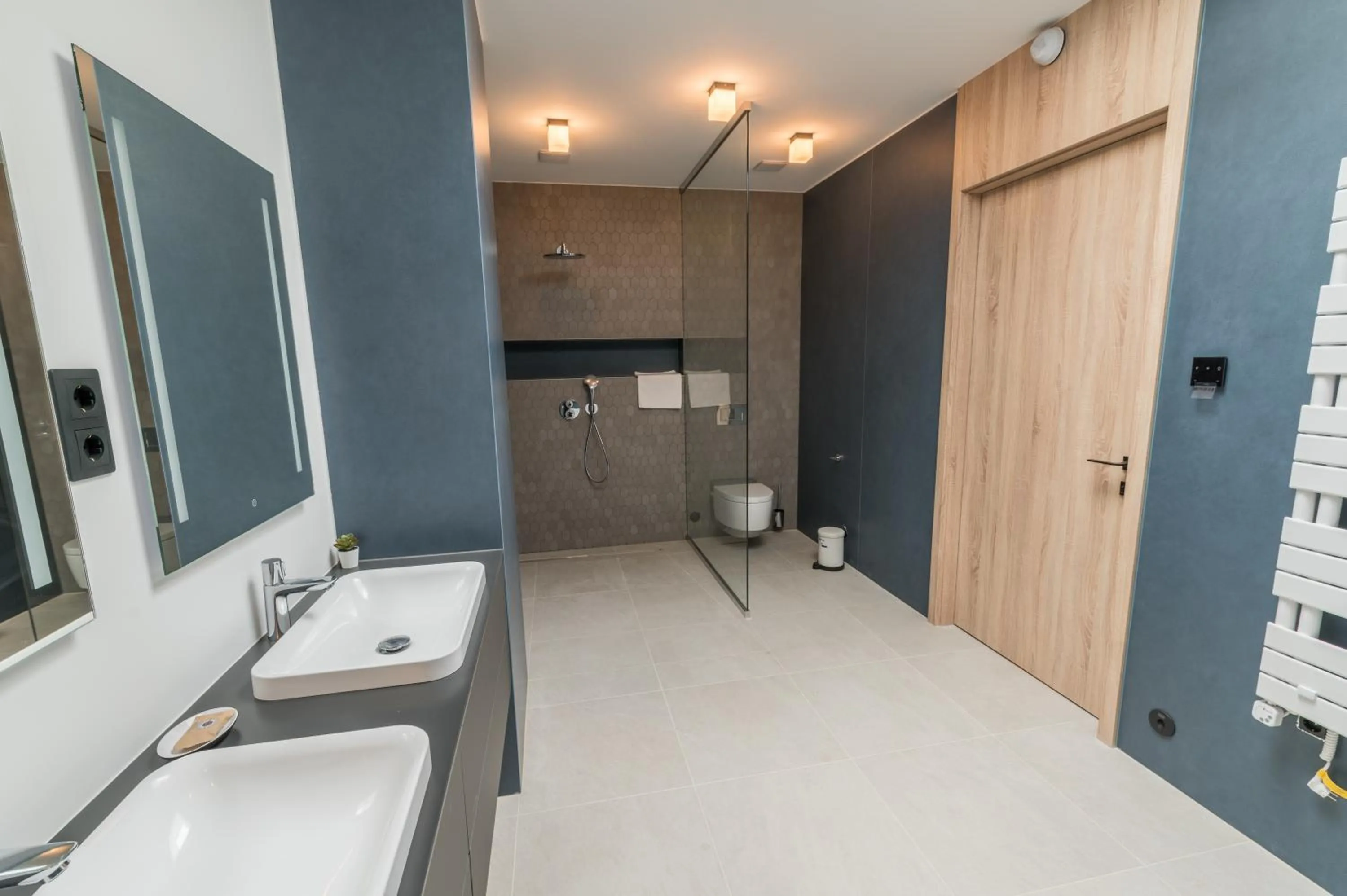 Shower in BJ81 Suite Hotel