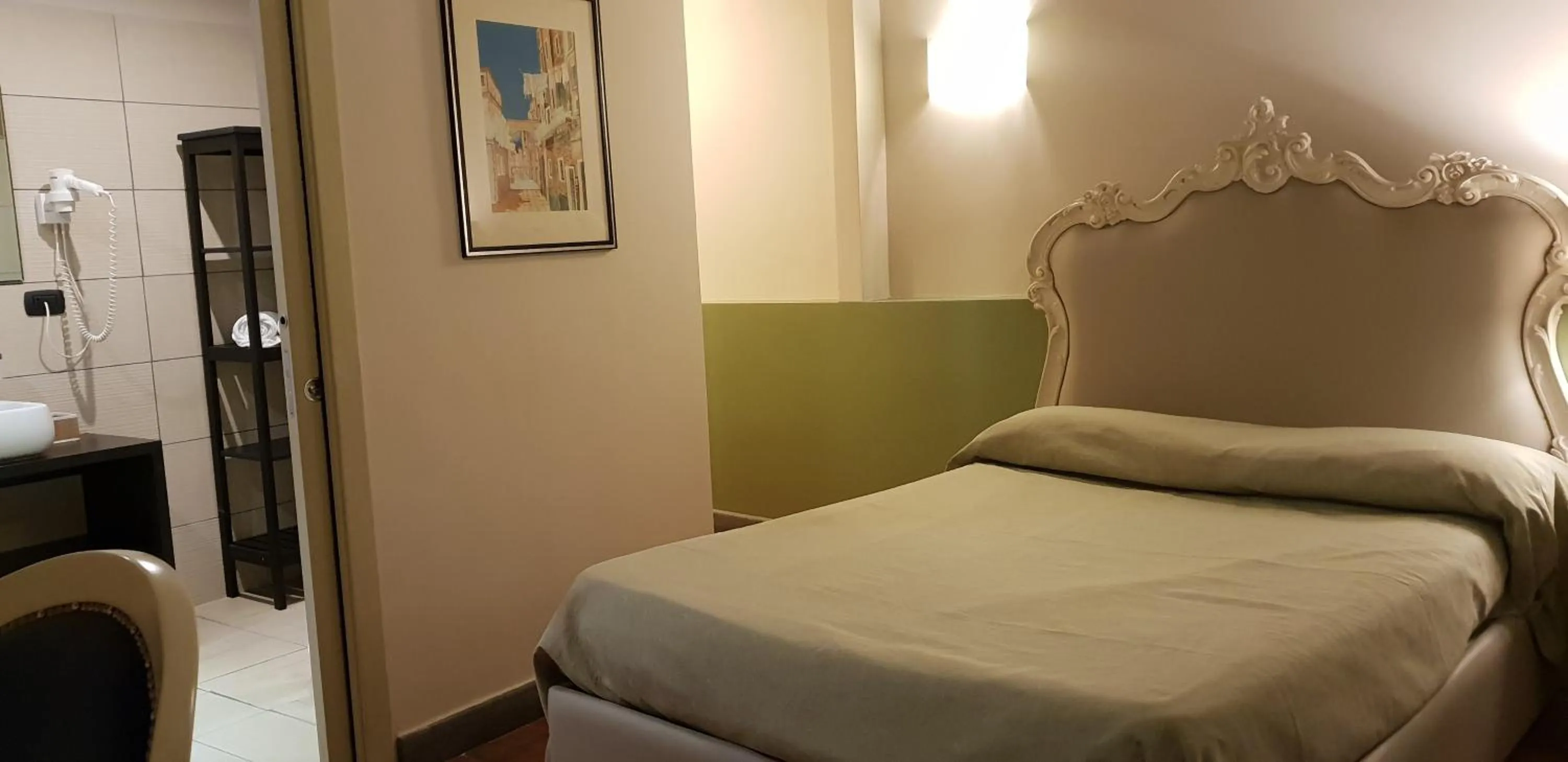 Photo of the whole room, Bed in Art & Jazz Hotel