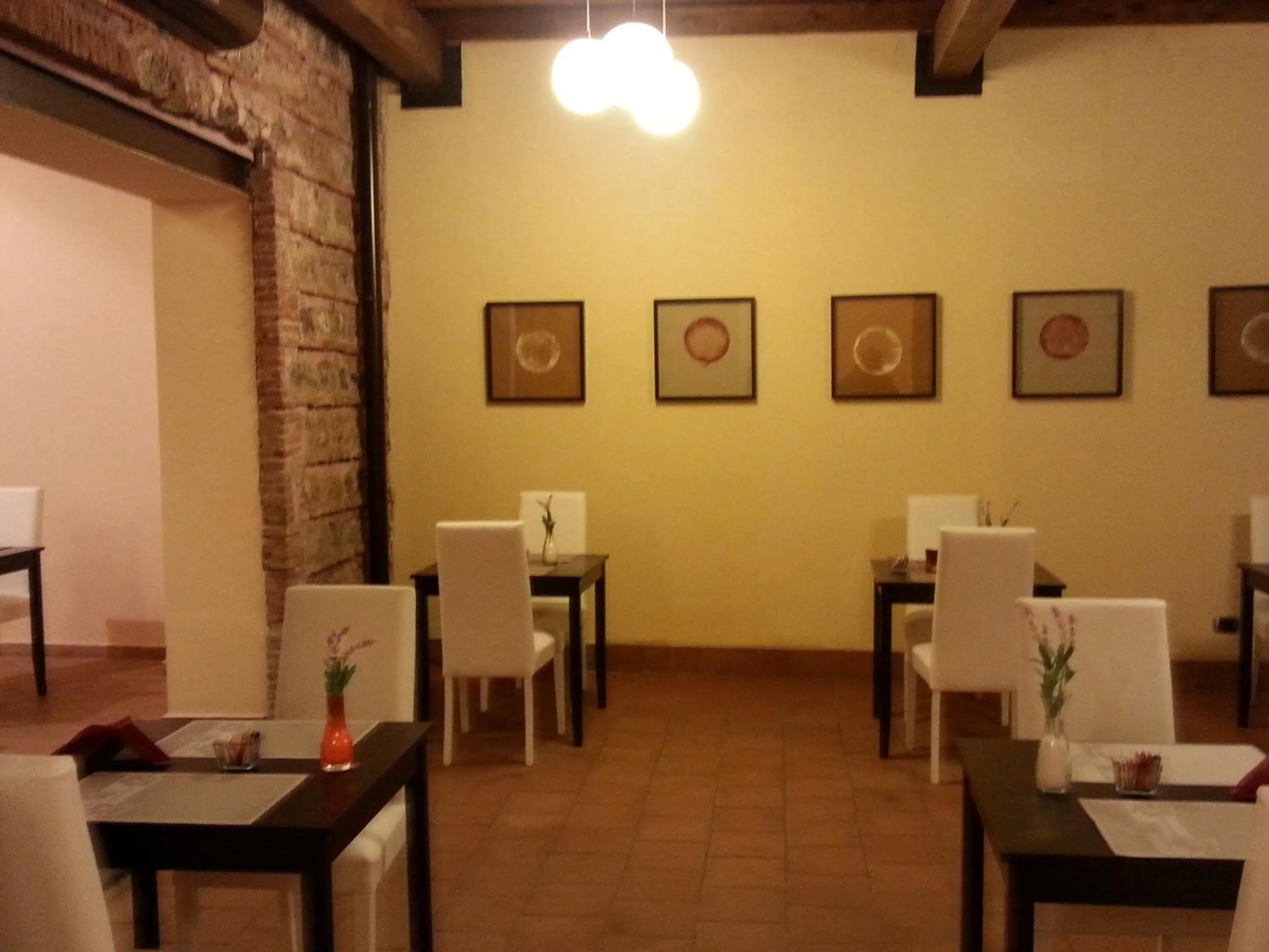 Restaurant/places to eat in Art & Jazz Hotel