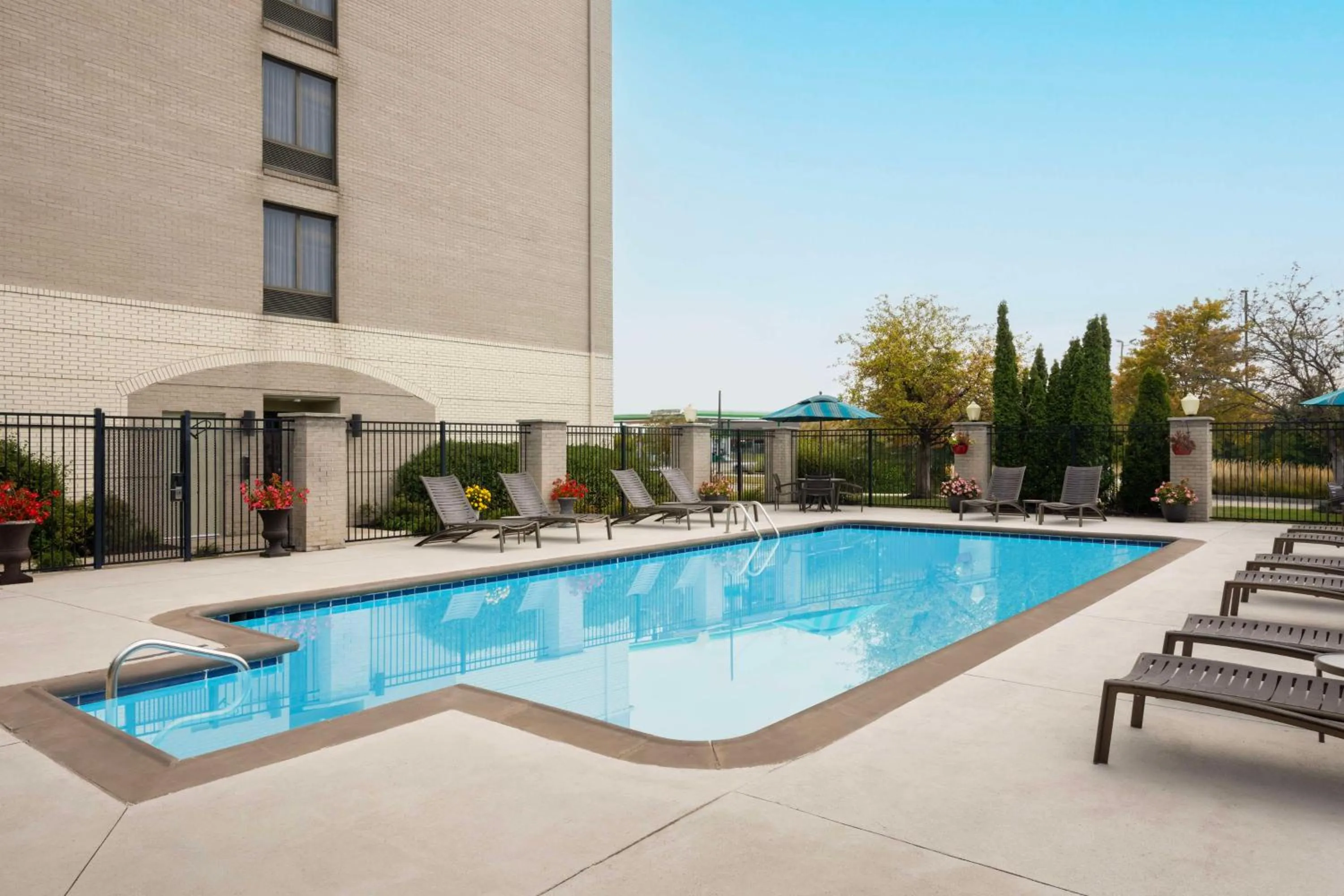 Swimming pool in Hyatt Place Indianapolis Airport