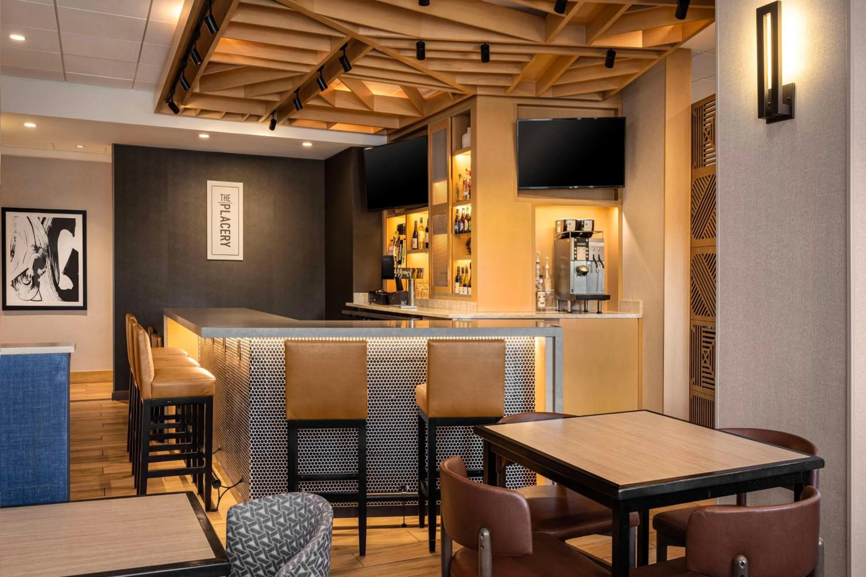 Lounge or bar in Hyatt Place Indianapolis Airport