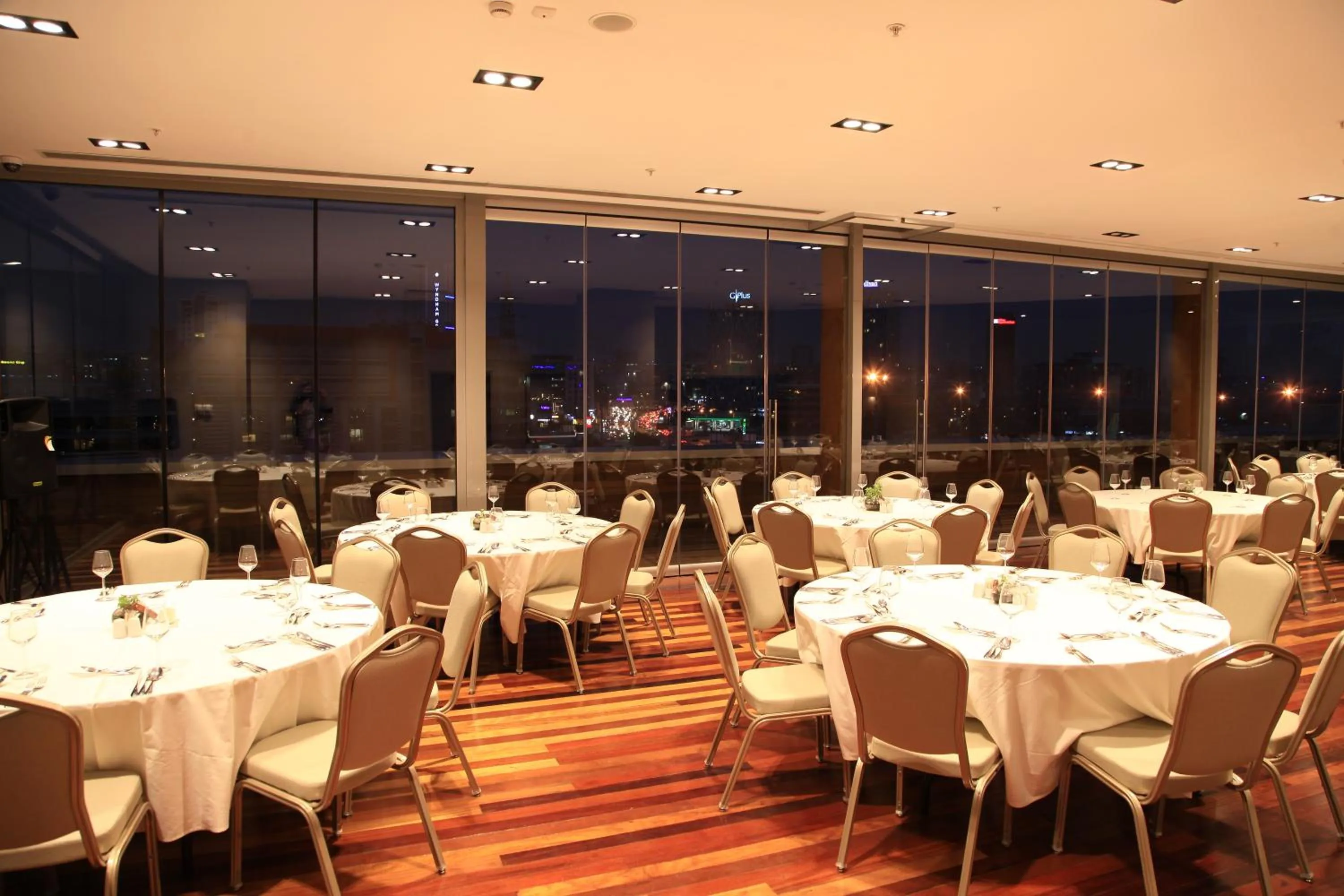 Restaurant/places to eat in Liv City Hotels