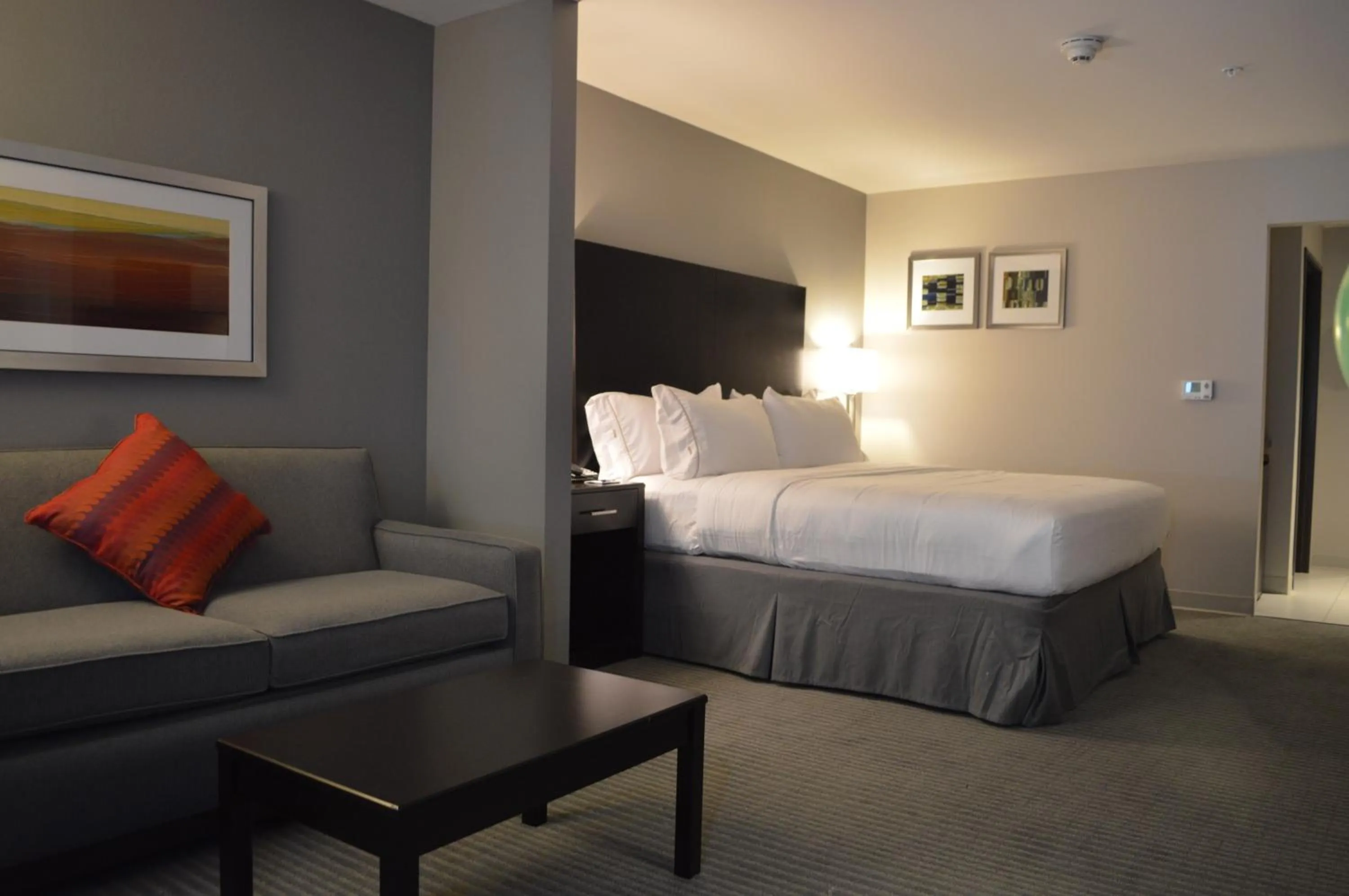 Bedroom, Bed in Holiday Inn Express and Suites Tahlequah by IHG