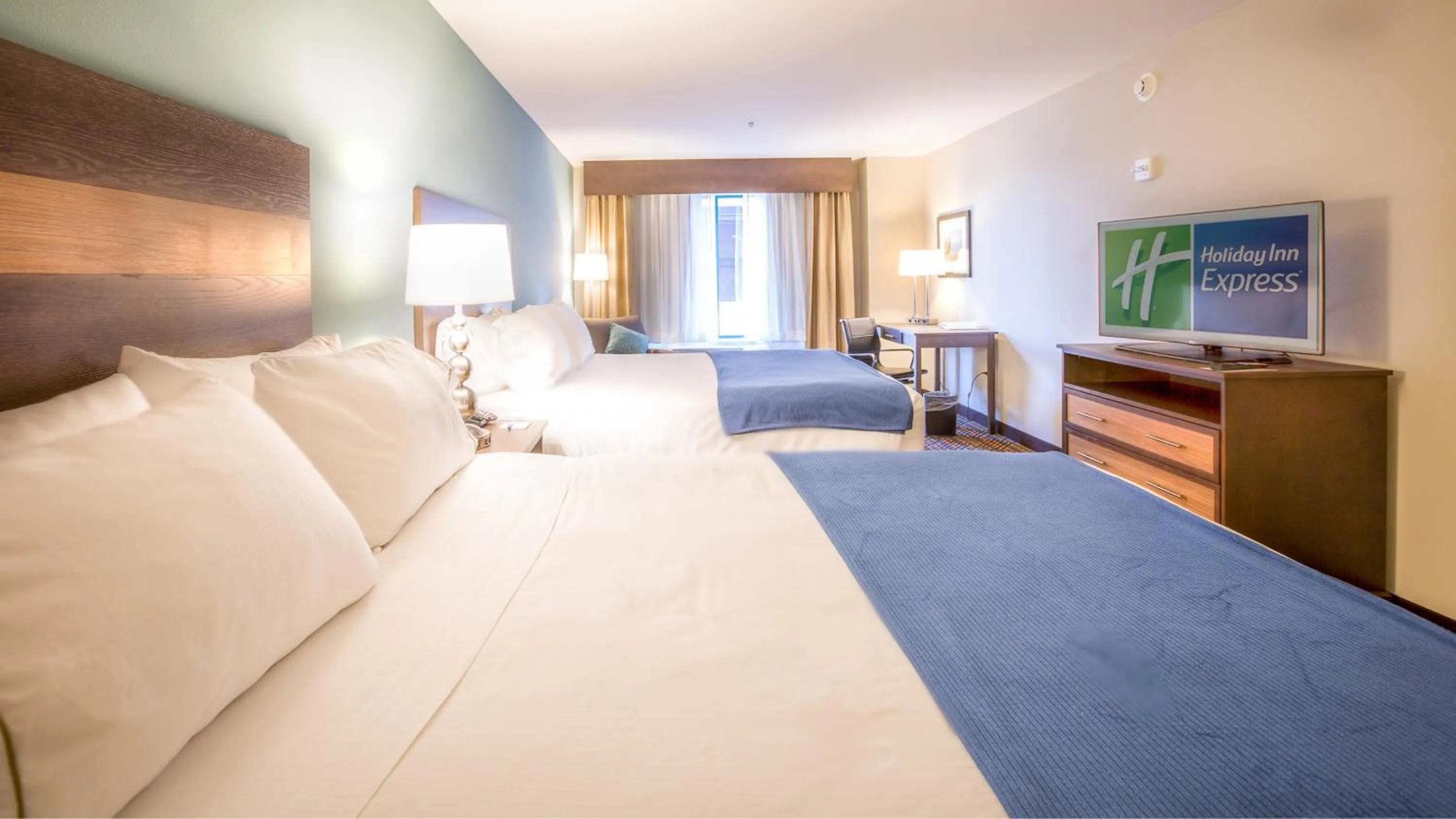 Photo of the whole room, Bed in Holiday Inn Express Wichita South by IHG