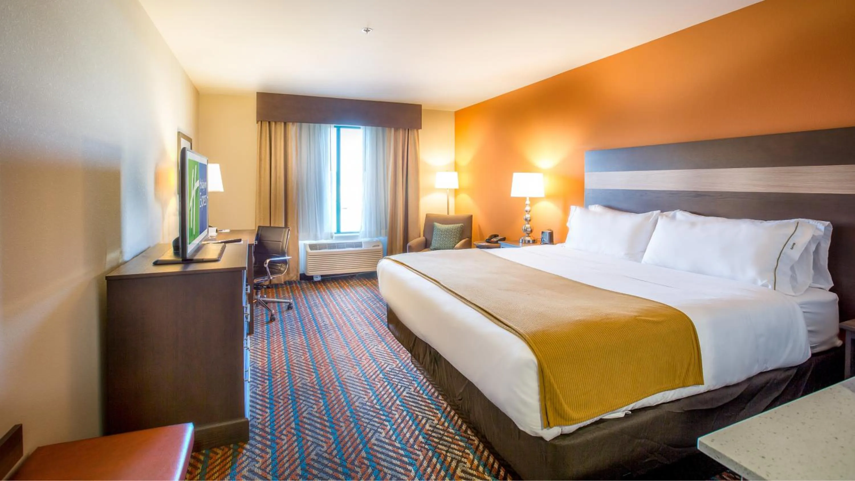 Photo of the whole room, Bed in Holiday Inn Express Wichita South by IHG