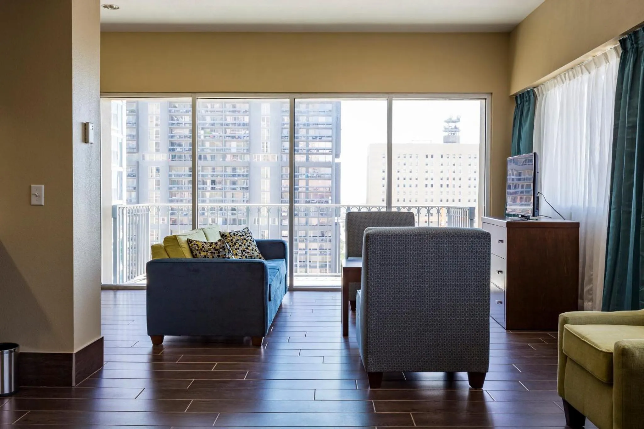 Photo of the whole room in Holiday Inn Houston Downtown by IHG