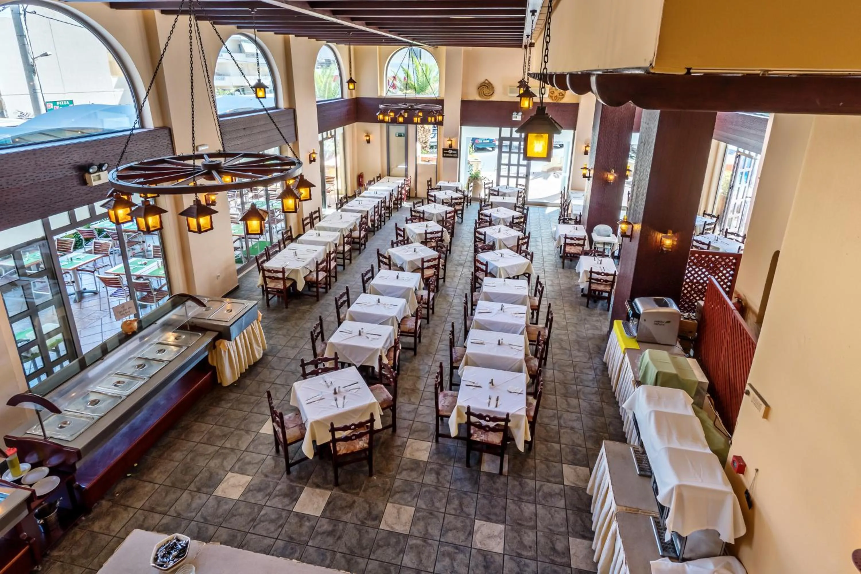 Restaurant/places to eat in Lefkoniko Residence Beach & Bay